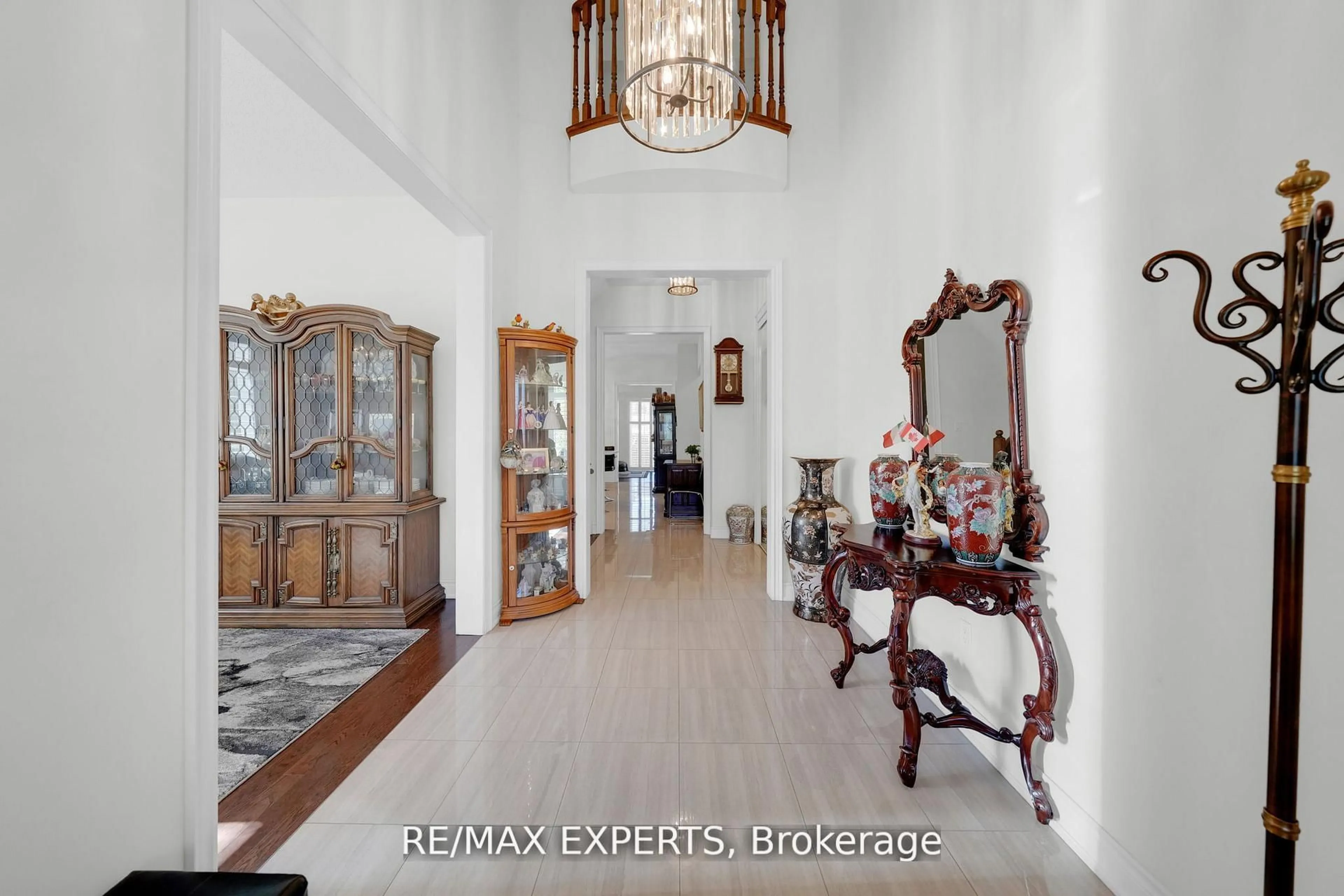 Indoor foyer for 10 Falkland Rd, Brampton Ontario L6P 4C3