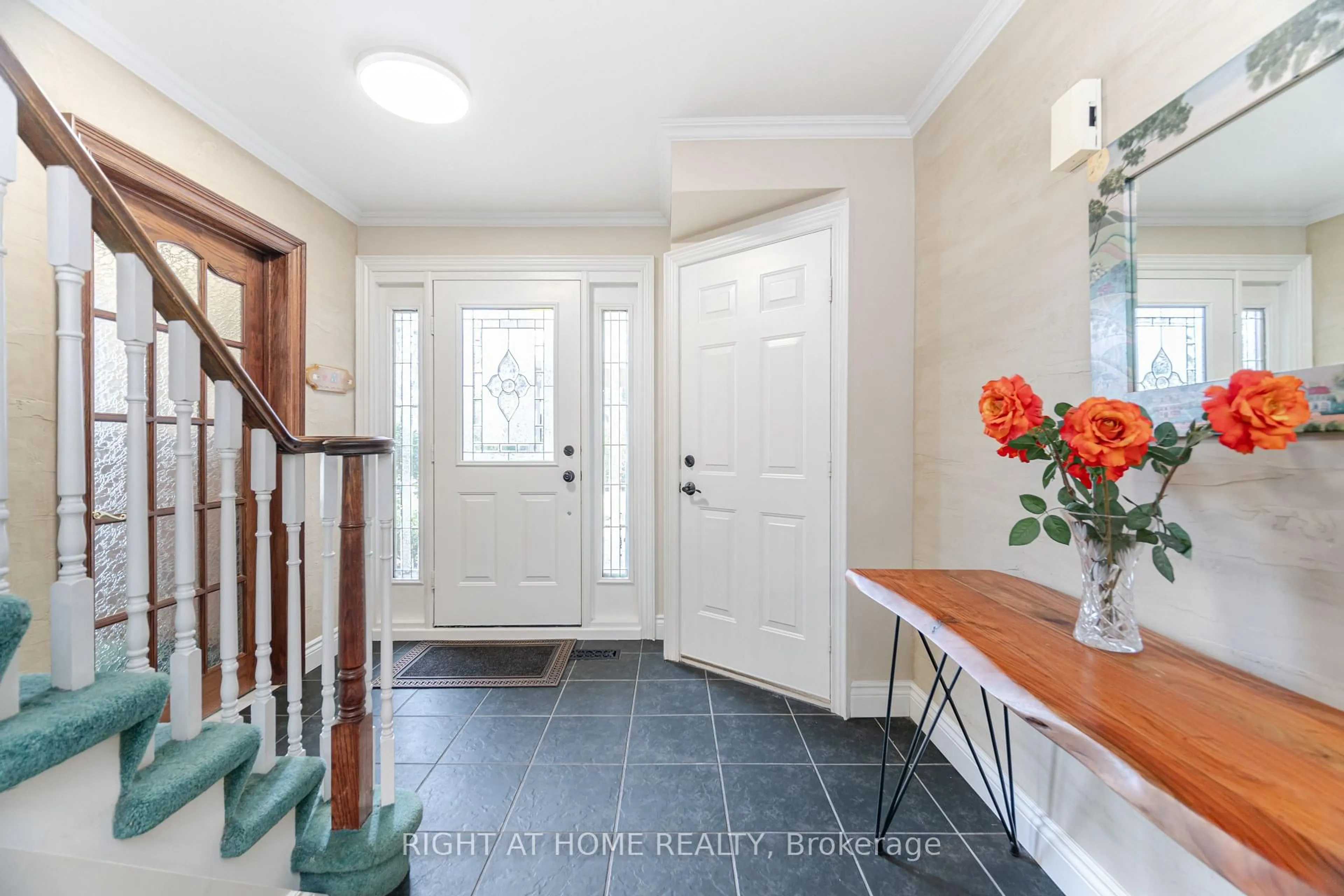 Indoor entryway for 1117 Springhill Dr, Mississauga Ontario L5H 1N2