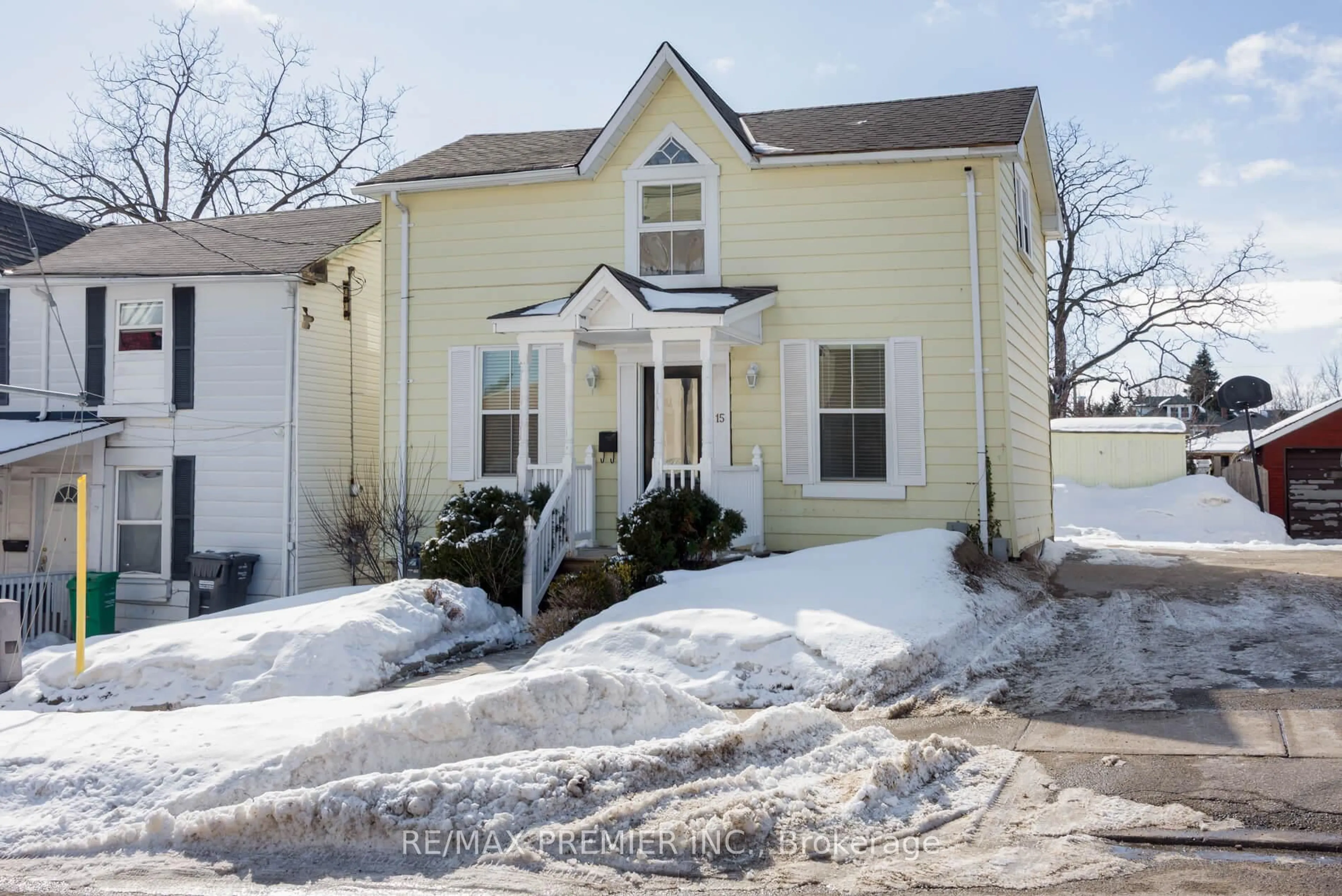 Home with vinyl exterior material, street for 15 Elizabeth St, Brampton Ontario L6X 1S1