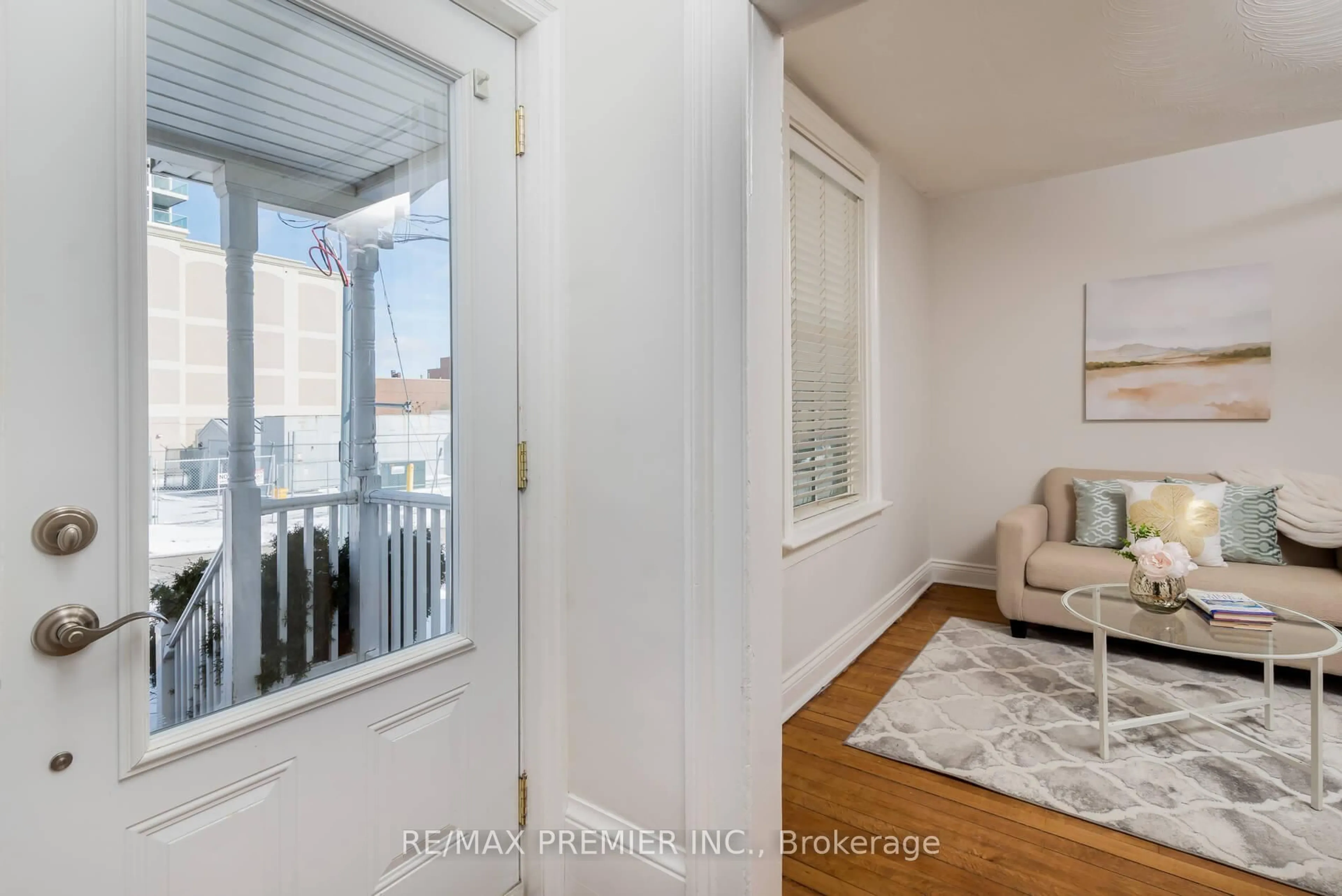 Indoor entryway for 15 Elizabeth St, Brampton Ontario L6X 1S1