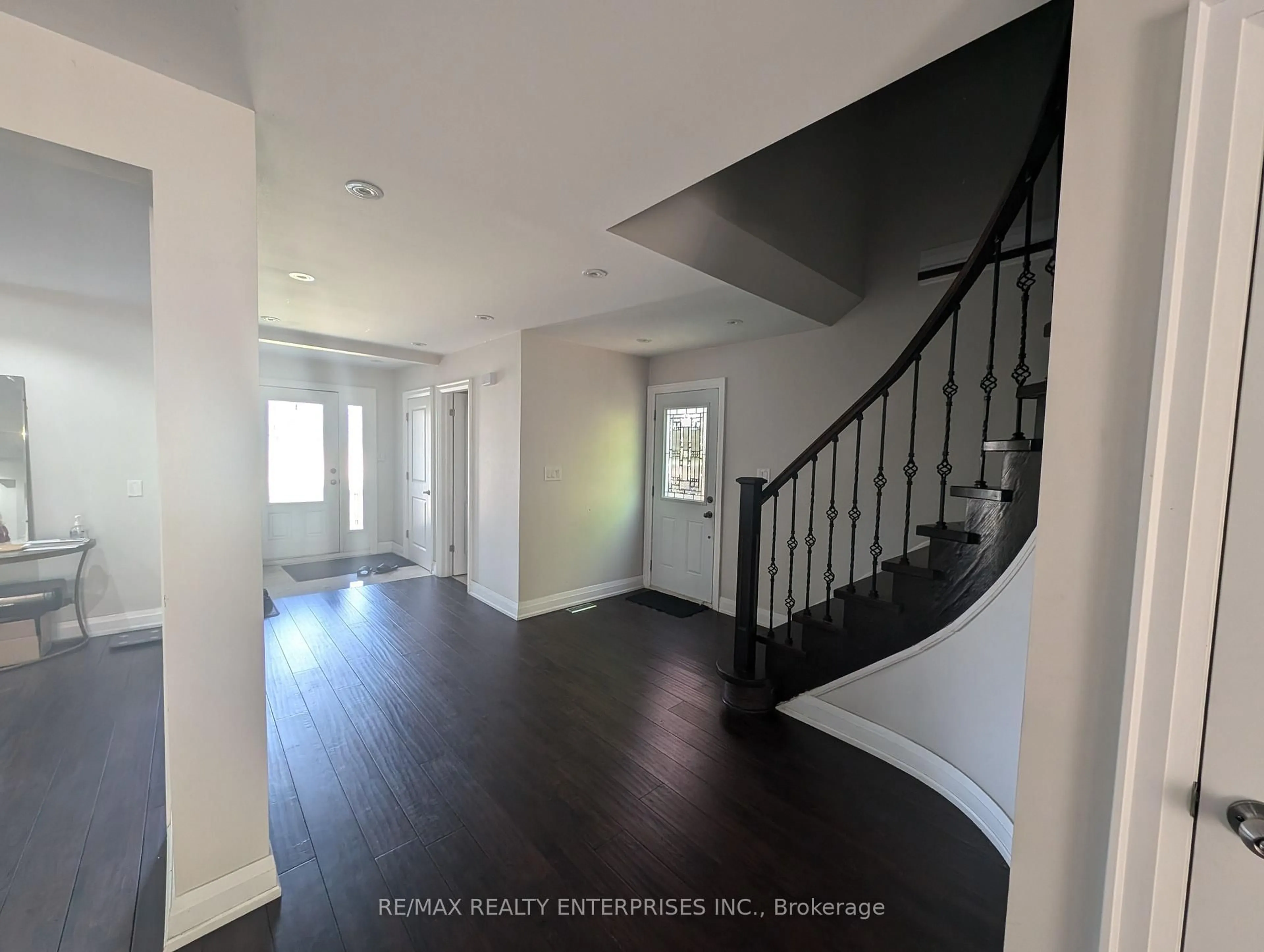 Indoor entryway for 4149 Pascal Crt, Mississauga Ontario L4W 3C4
