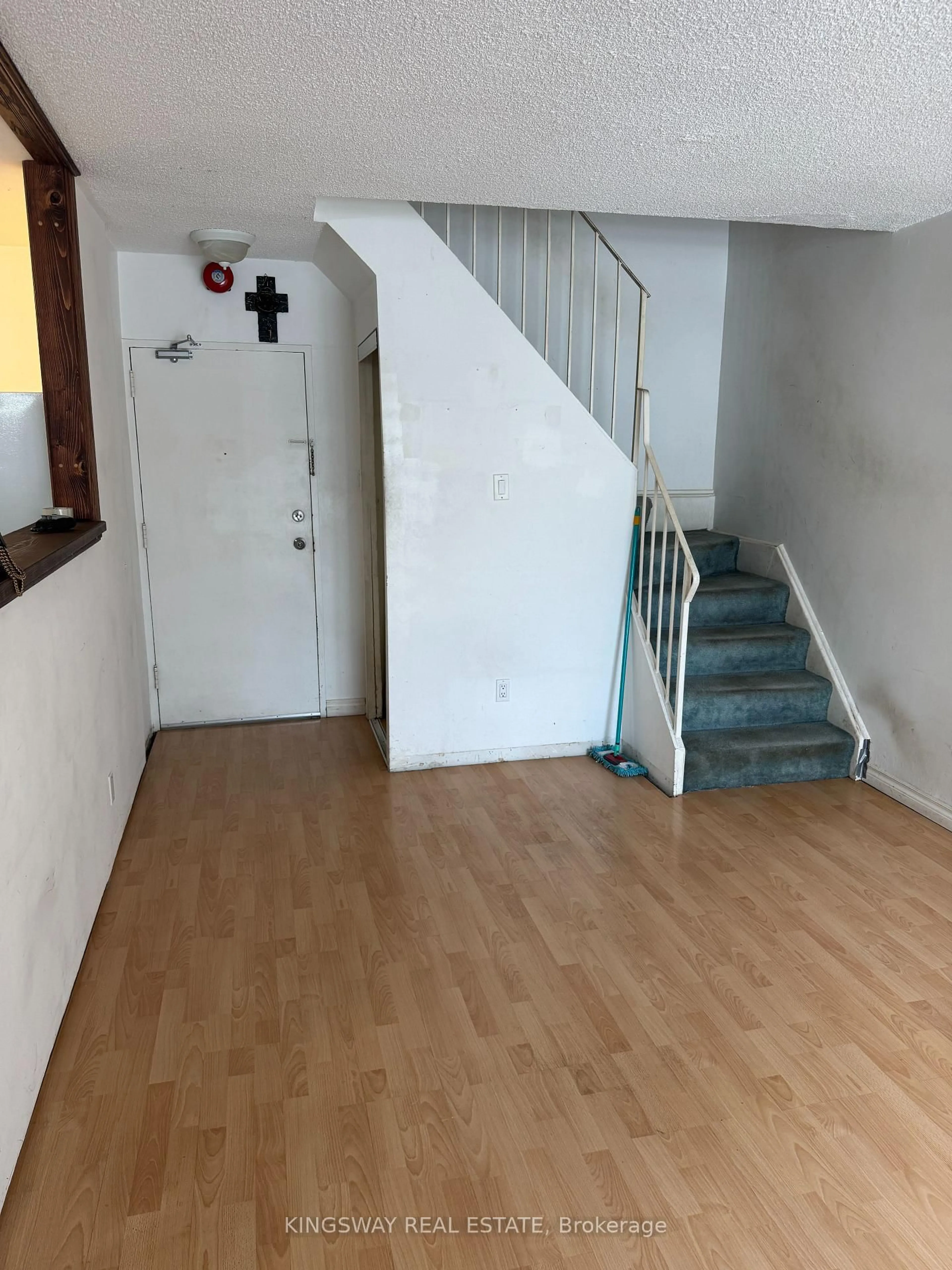 A pic of a room for 1395 Williamsport Dr #347, Mississauga Ontario L4X 2T4