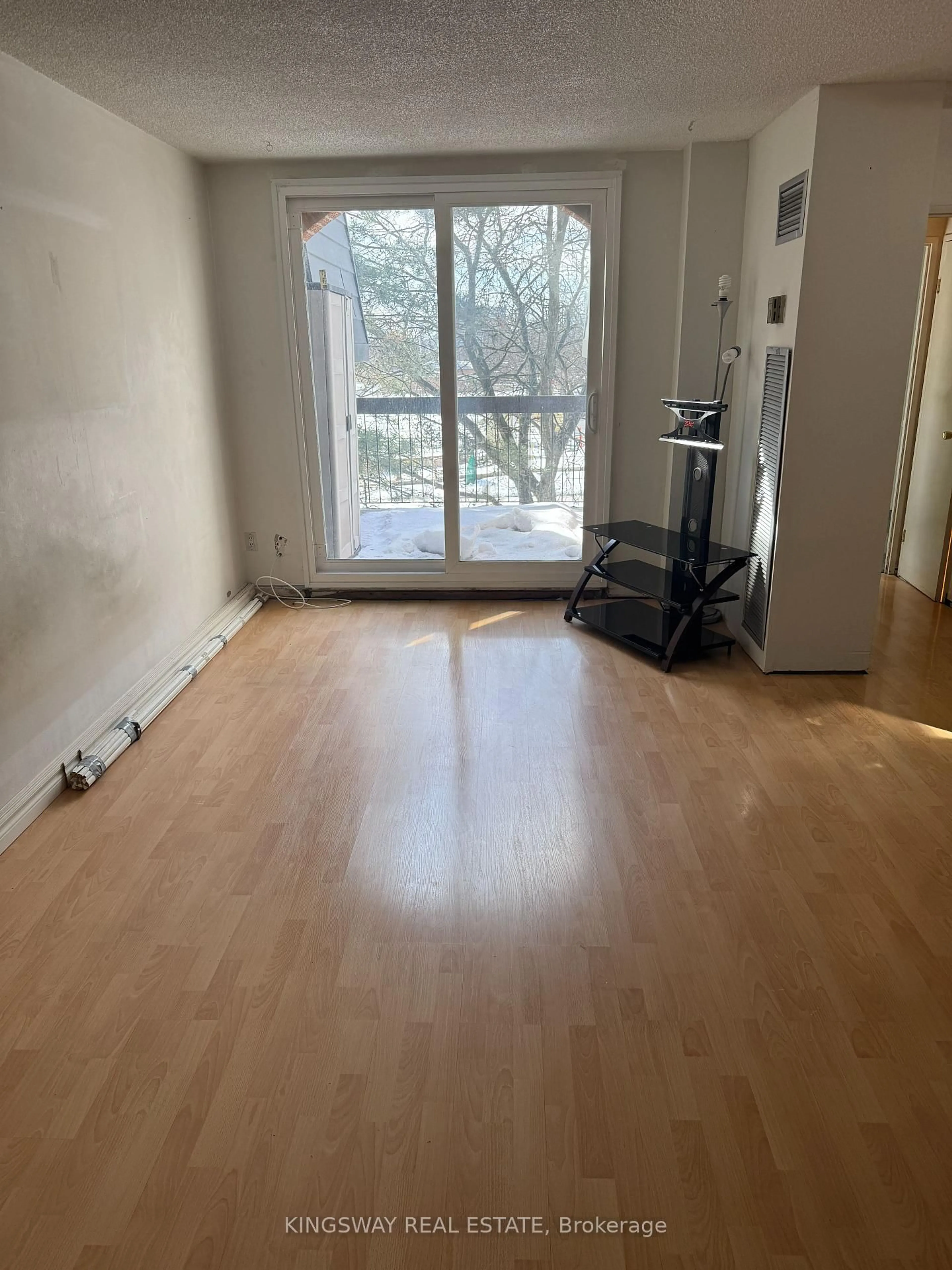 A pic of a room for 1395 Williamsport Dr #347, Mississauga Ontario L4X 2T4