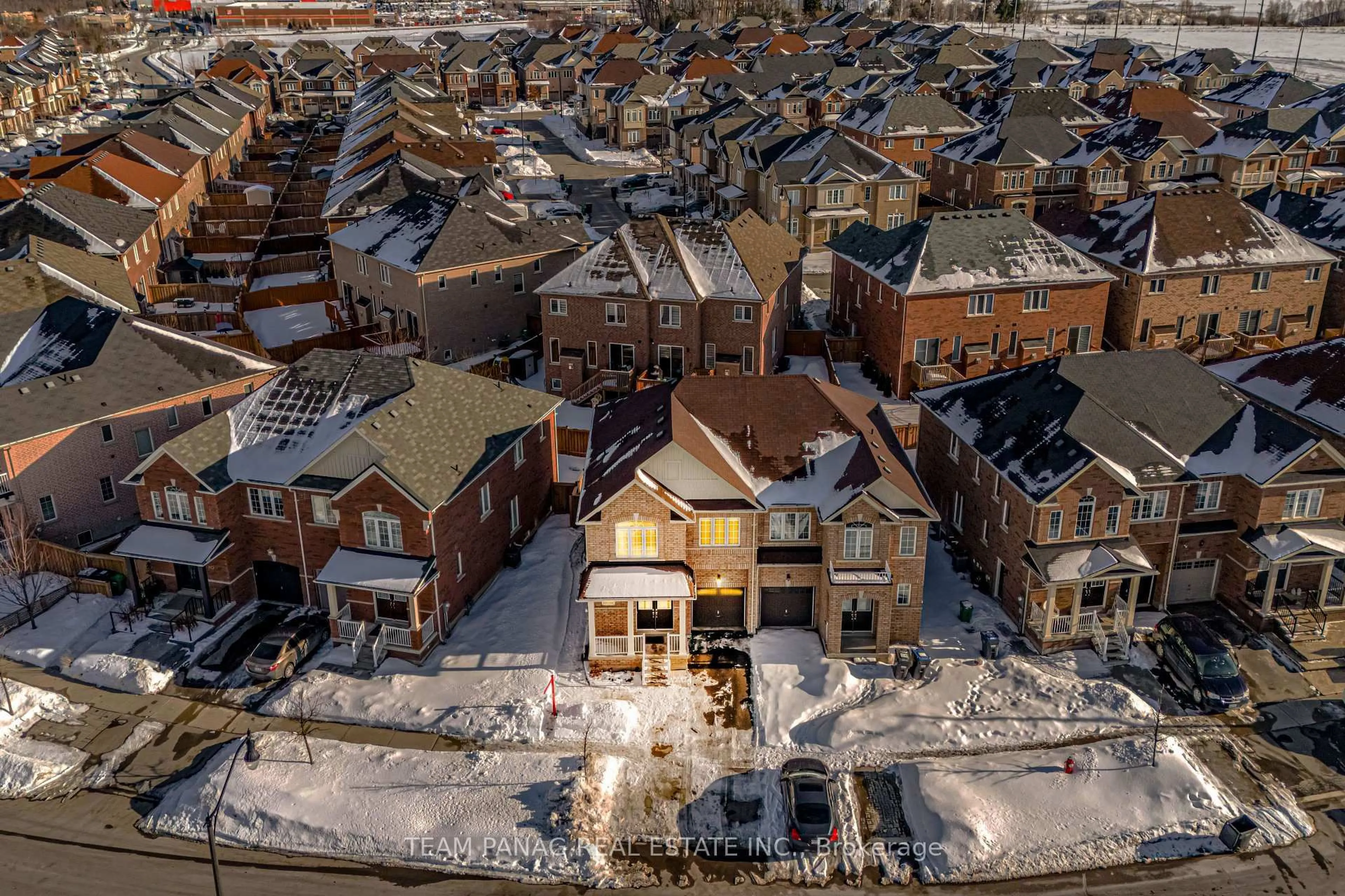 A pic from outside/outdoor area/front of a property/back of a property/a pic from drone, street for 414 Royal West Dr, Brampton Ontario L6X 5K1