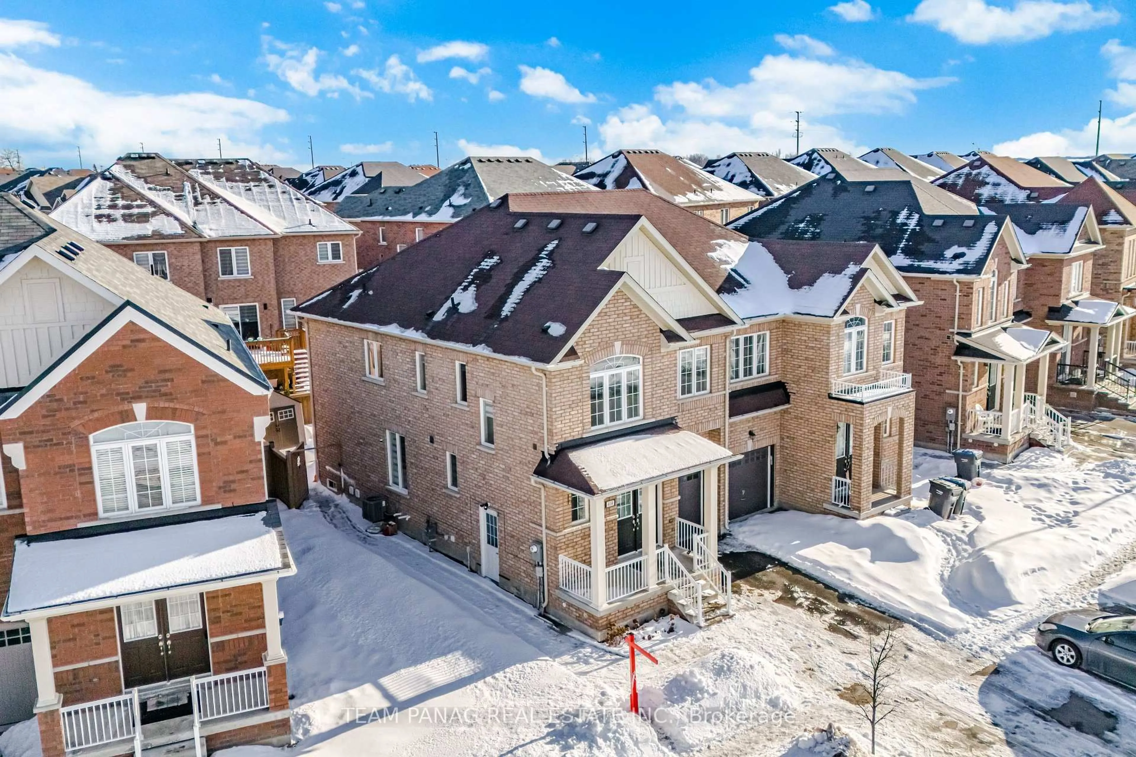 A pic from outside/outdoor area/front of a property/back of a property/a pic from drone, unknown for 414 Royal West Dr, Brampton Ontario L6X 5K1