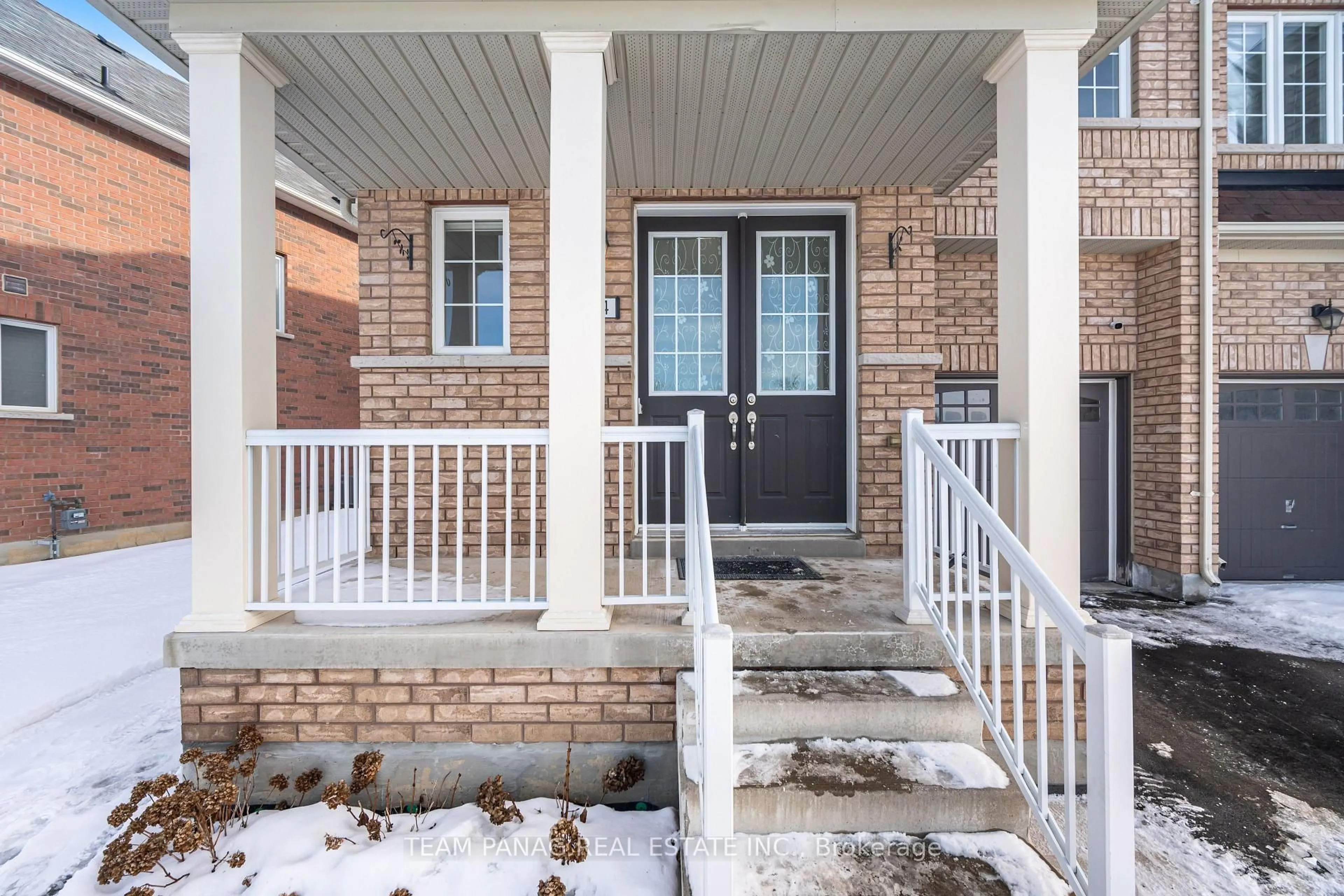 Indoor entryway for 414 Royal West Dr, Brampton Ontario L6X 5K1