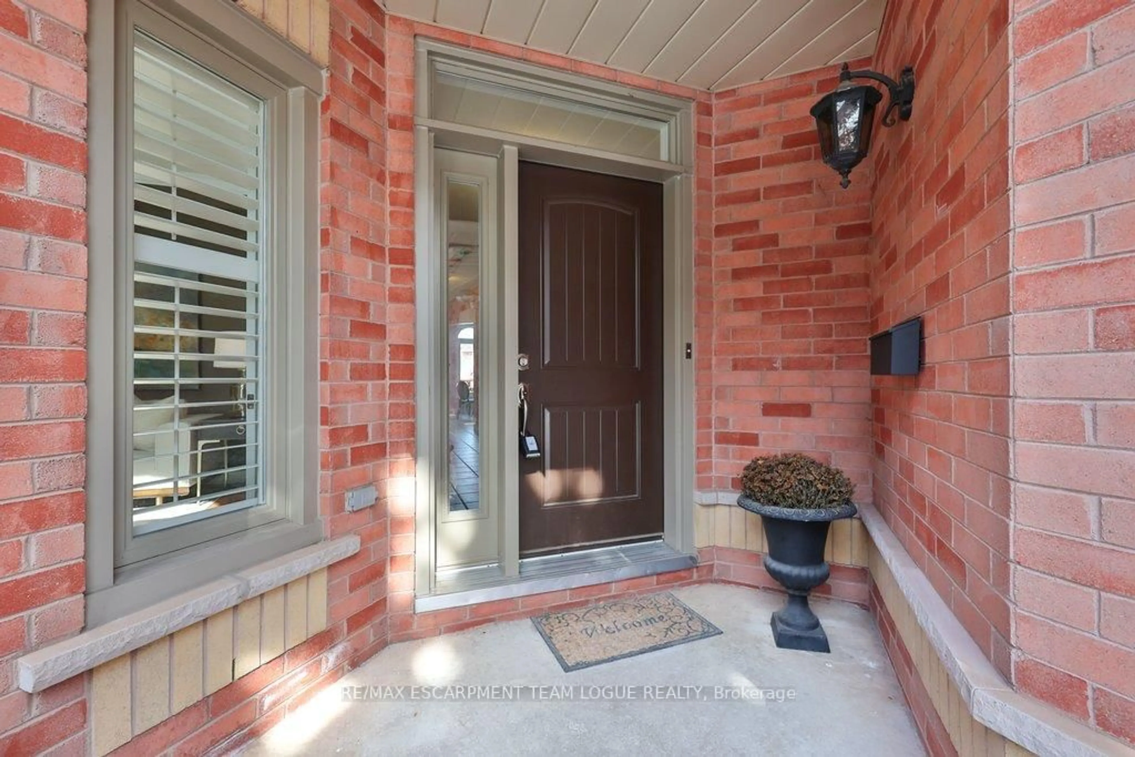 Indoor entryway for 4127 Bonavista Cres, Burlington Ontario L7M 4J3