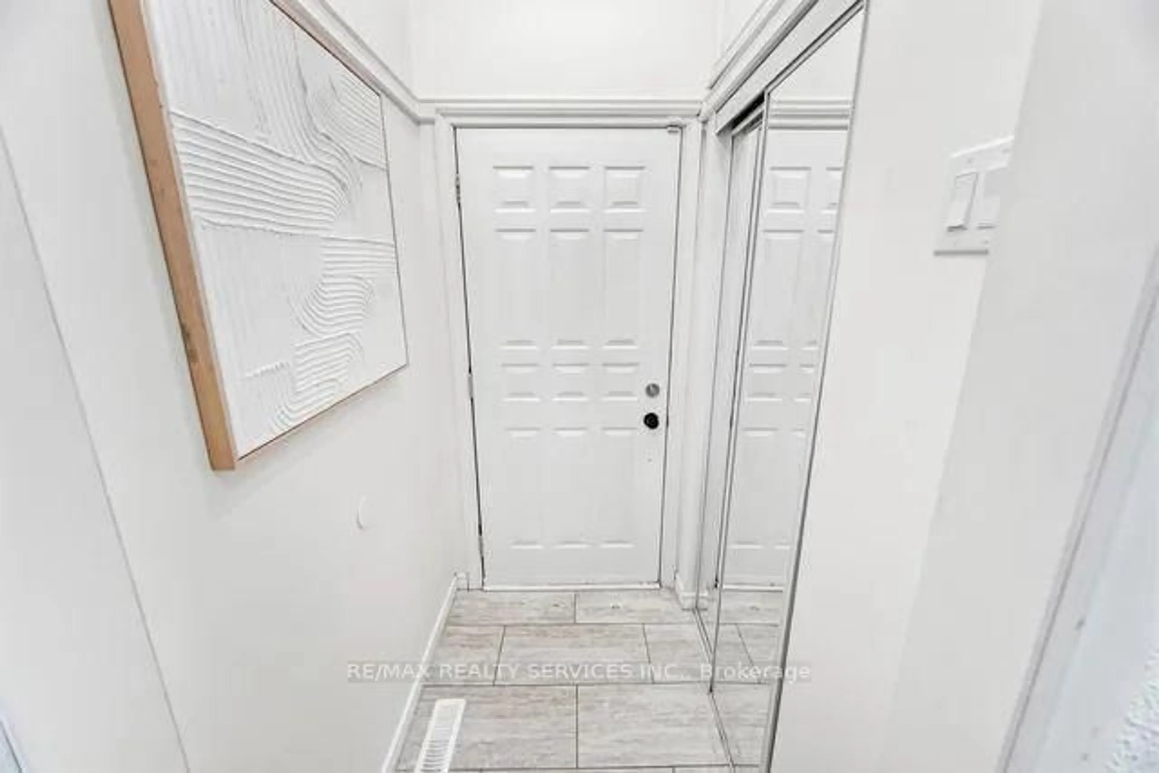 Indoor entryway for 475 Bramalea Rd, Brampton Ontario L6T 2X2