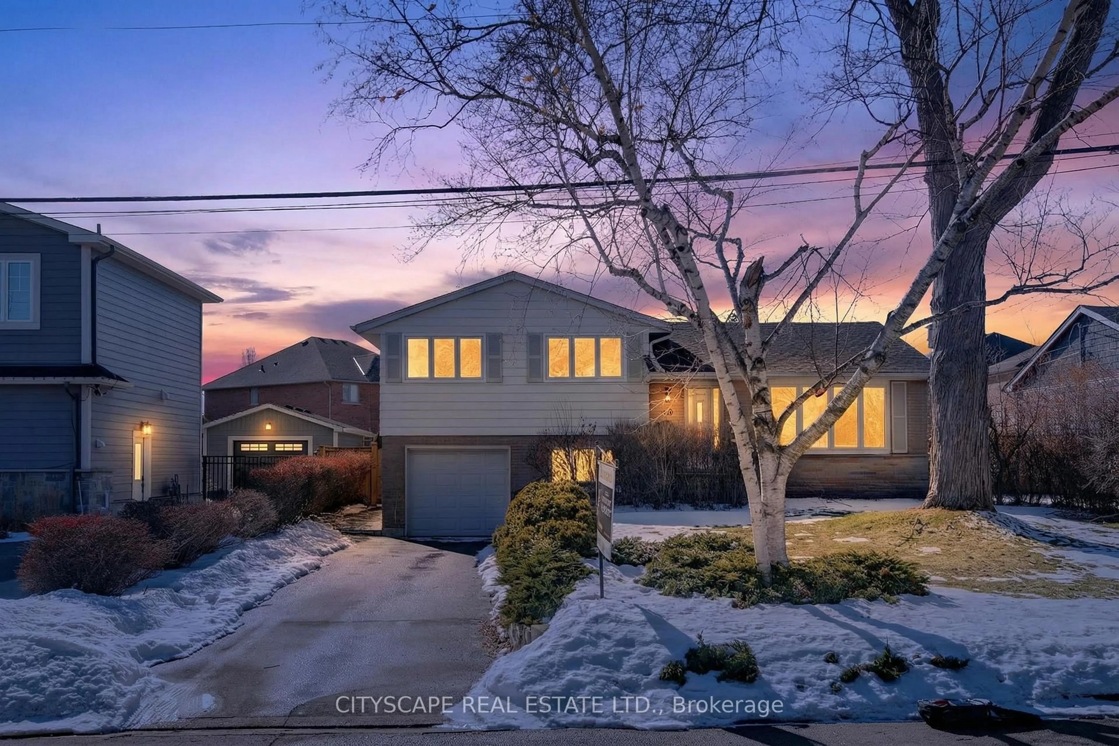 A pic from outside/outdoor area/front of a property/back of a property/a pic from drone, street for 218 Fairfax Pl, Burlington Ontario L7L 4S8