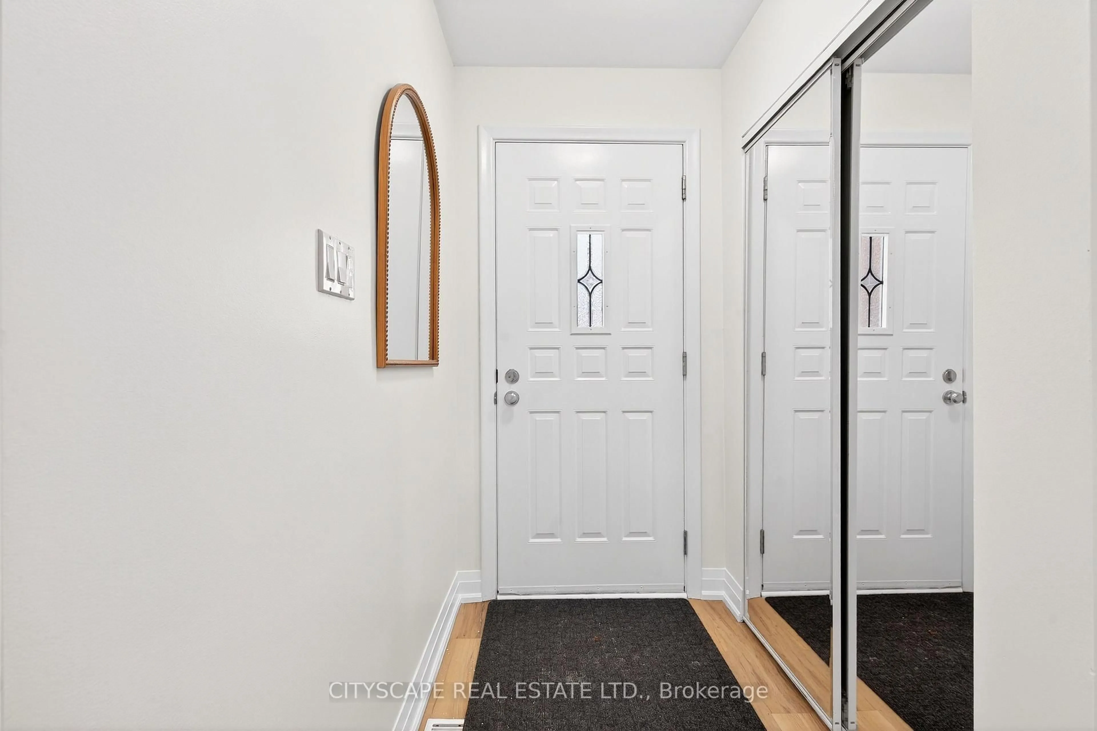 Indoor entryway for 218 Fairfax Pl, Burlington Ontario L7L 4S8