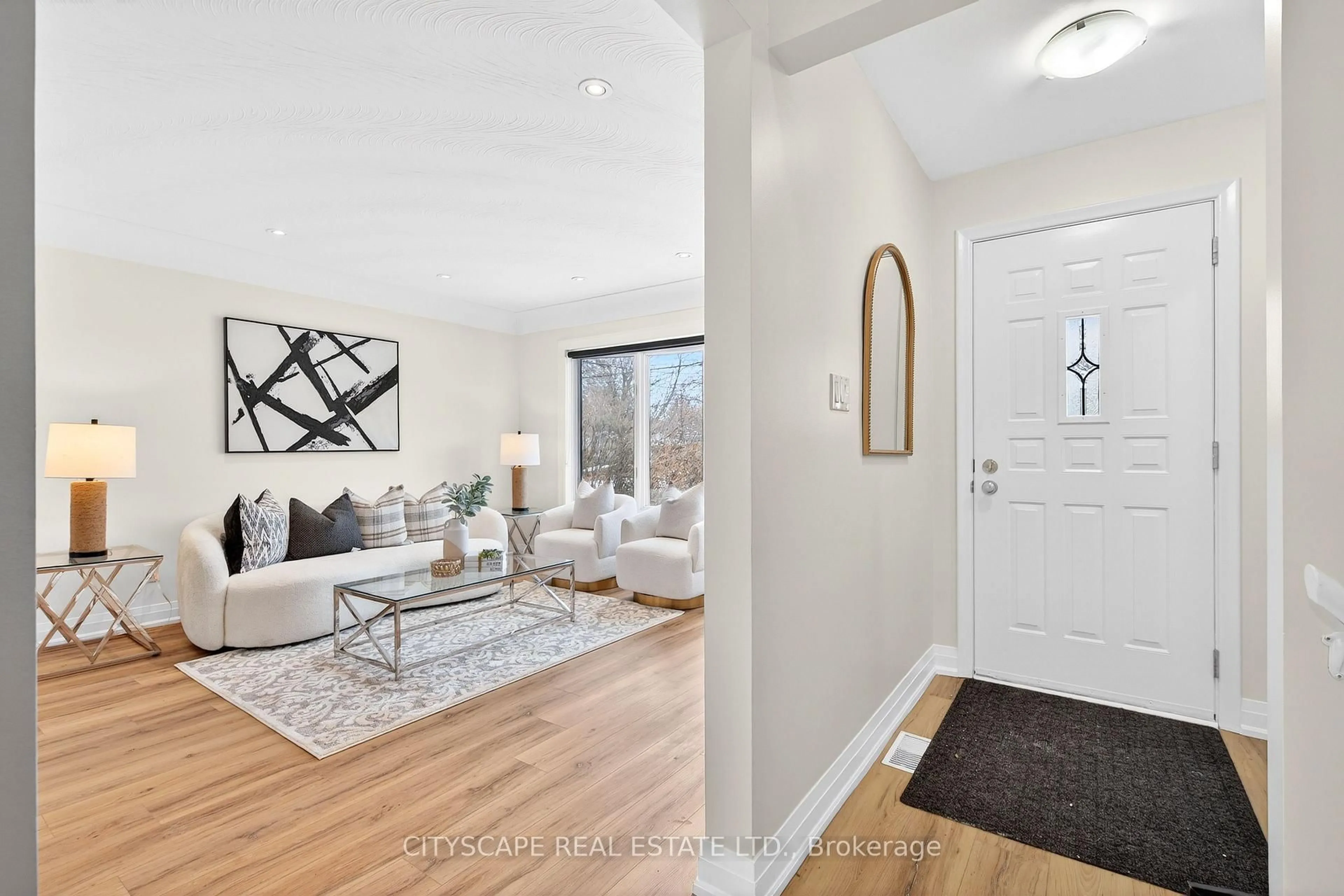 Indoor entryway for 218 Fairfax Pl, Burlington Ontario L7L 4S8