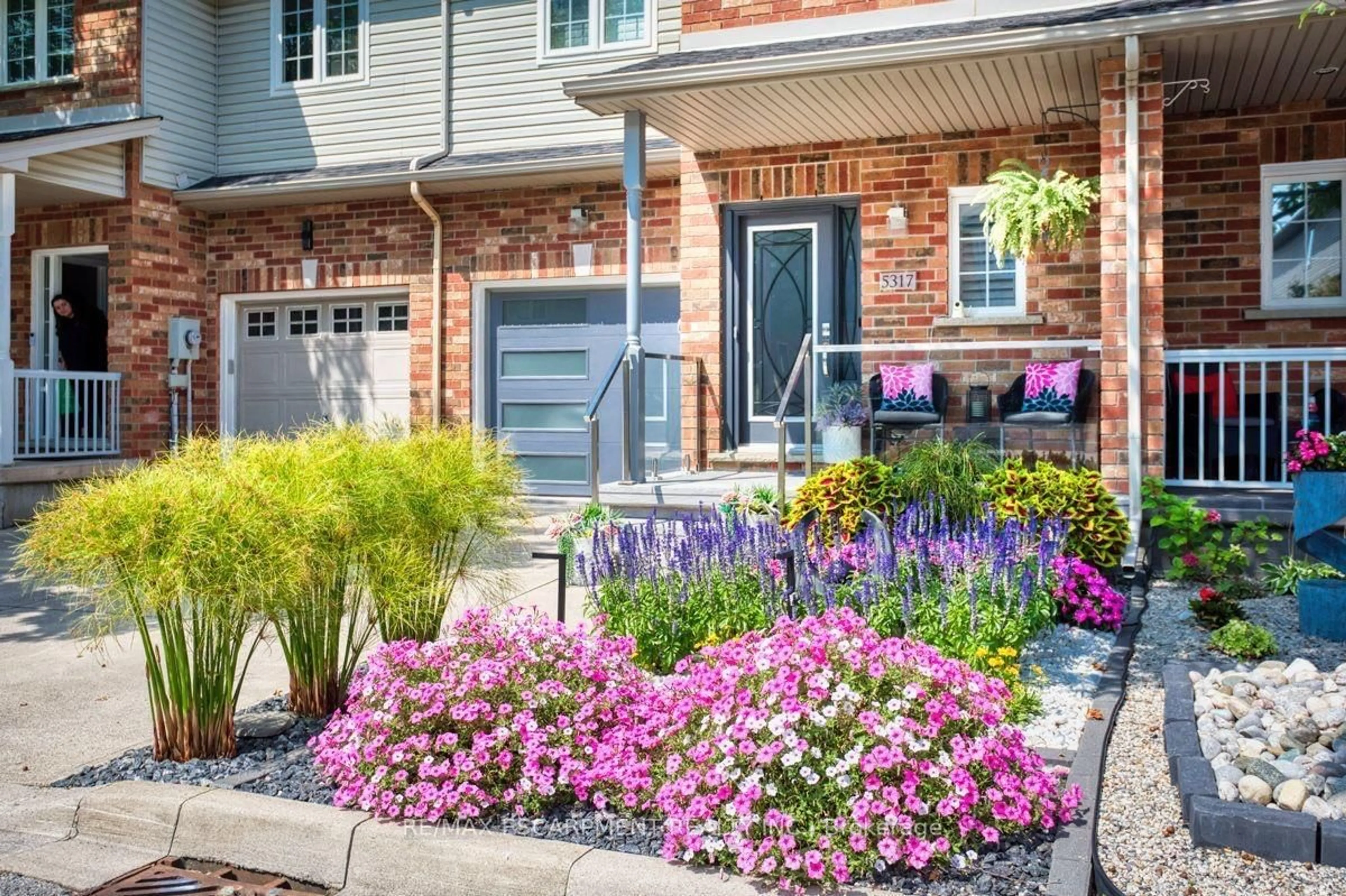 Home with brick exterior material, street for 5317 Applegarth Dr, Burlington Ontario L7L 7E3