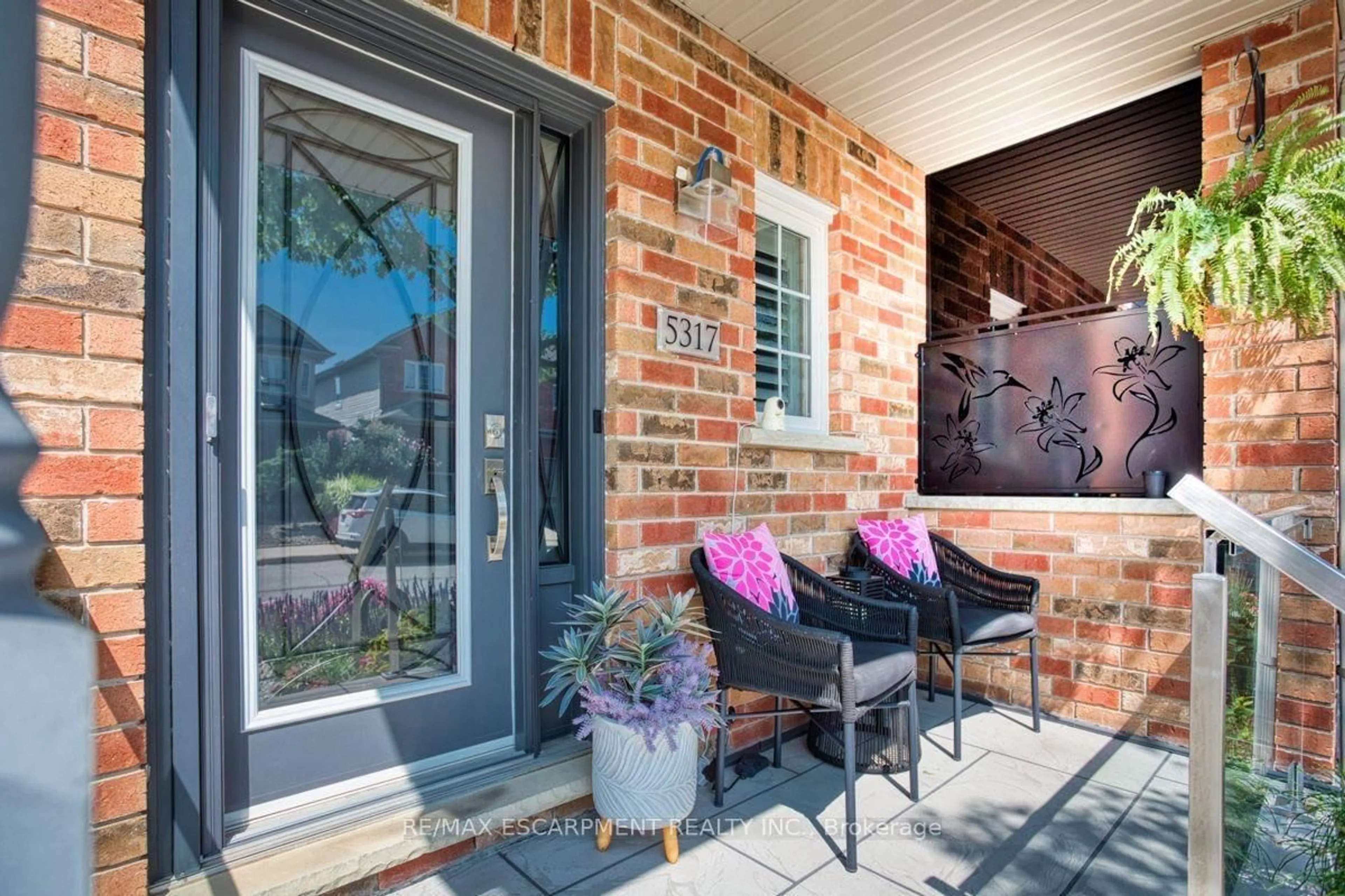 Home with brick exterior material, unknown for 5317 Applegarth Dr, Burlington Ontario L7L 7E3