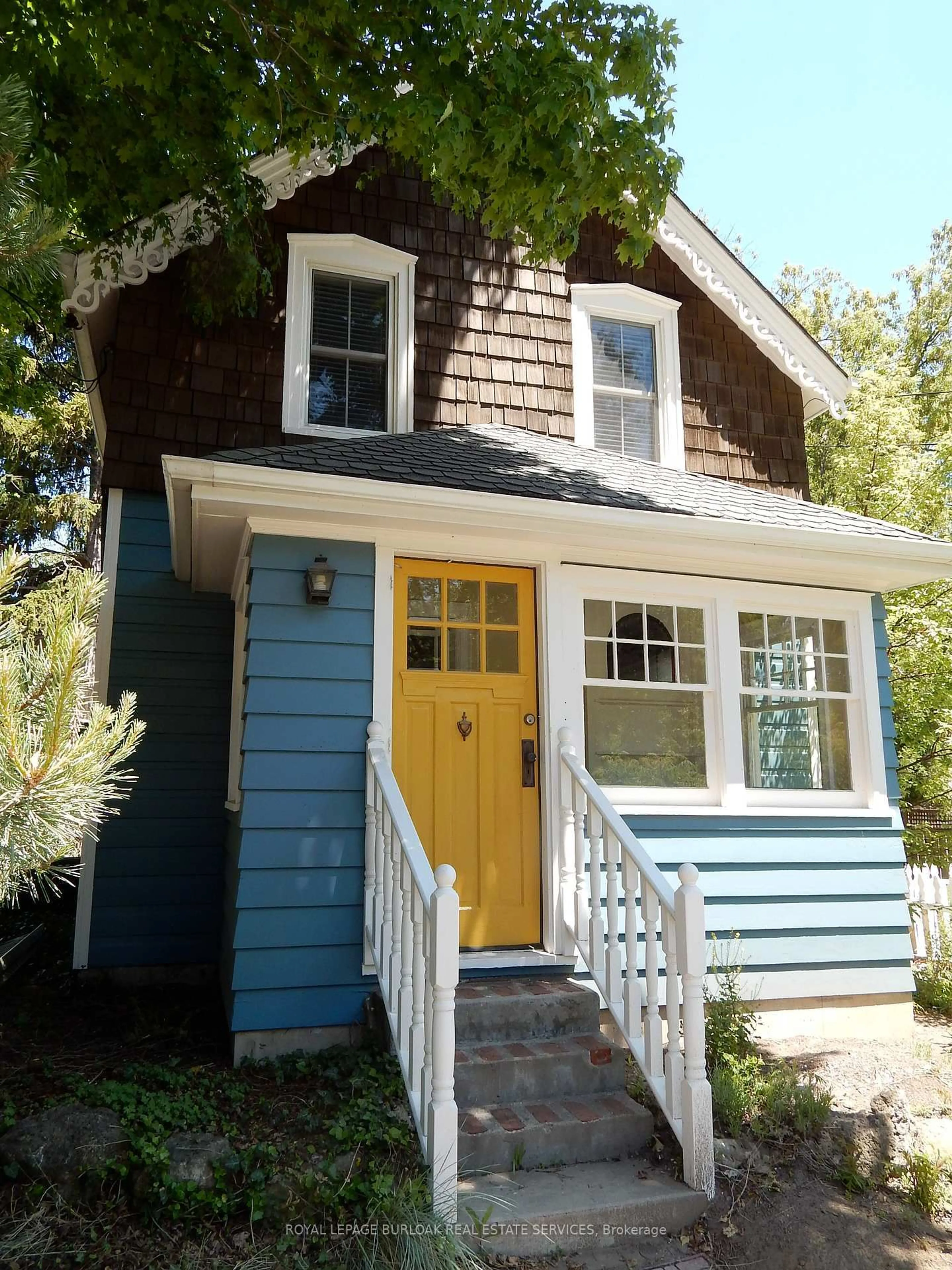 Home with vinyl exterior material, street for 455 Nelson Ave, Burlington Ontario L7S 1N3