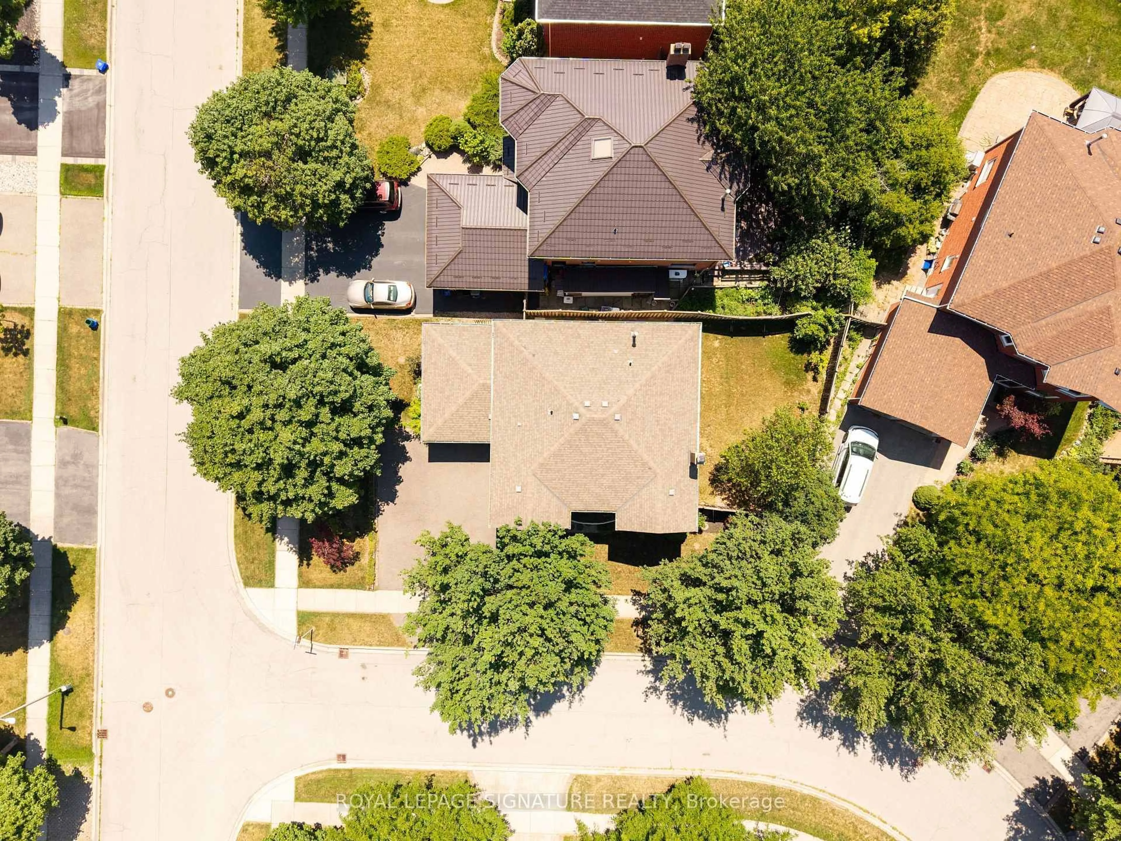 A pic from outside/outdoor area/front of a property/back of a property/a pic from drone, street for 2921 Caradoc Lane, Oakville Ontario L6J 6W4