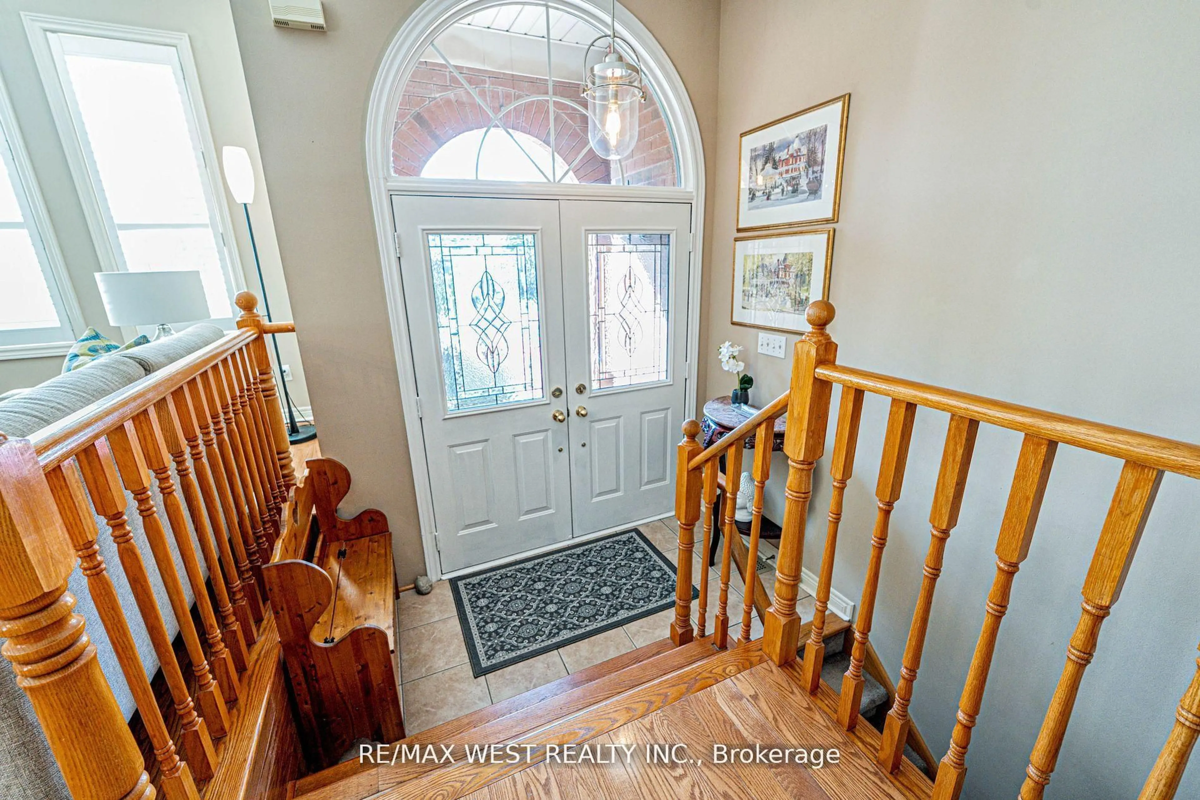 Indoor entryway for 2223 Lapsley Cres, Oakville Ontario L6M 4V1