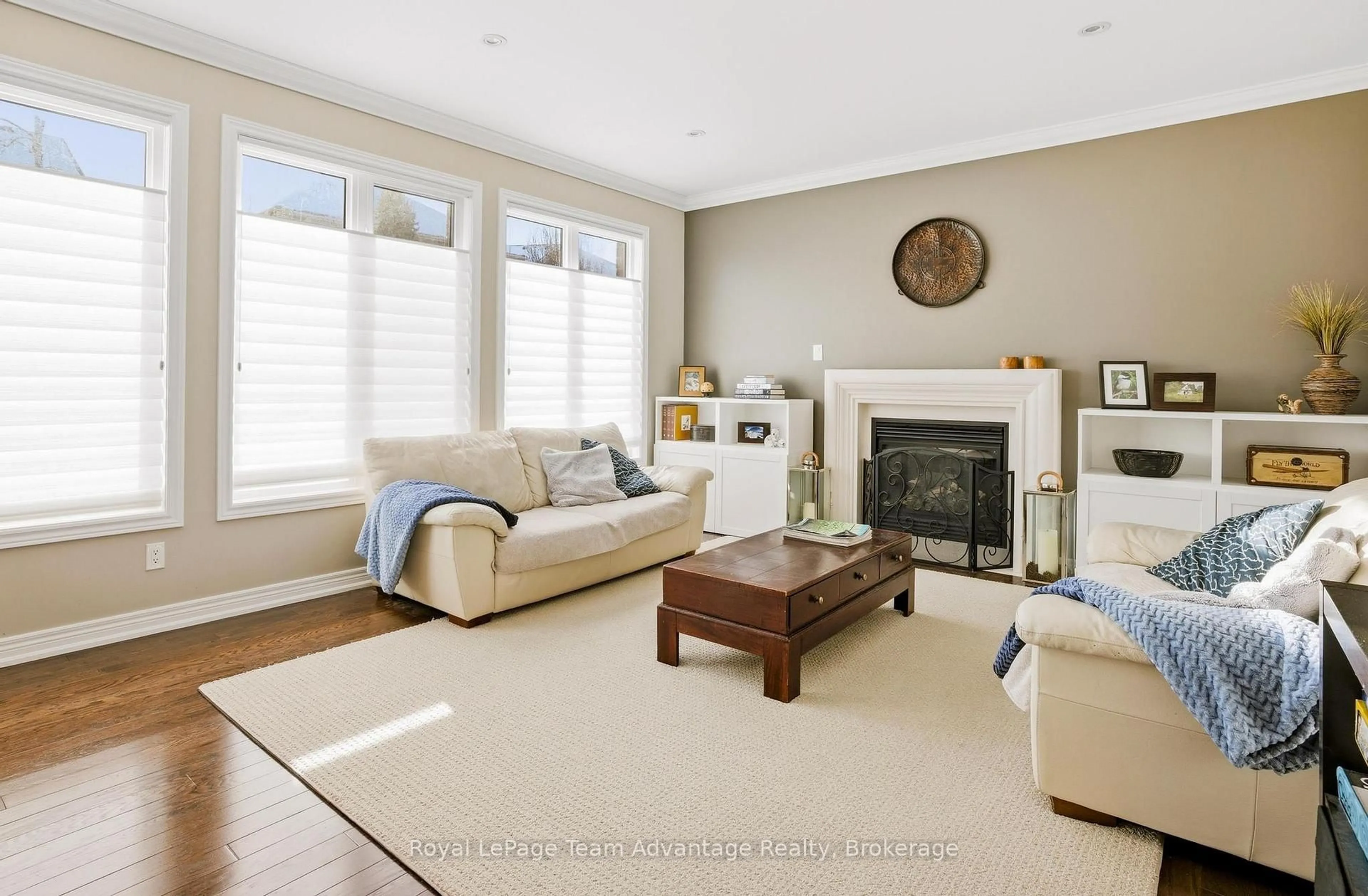 Living room with furniture, unknown for 24 Billy Crt, Caledon Ontario L7C 3X3