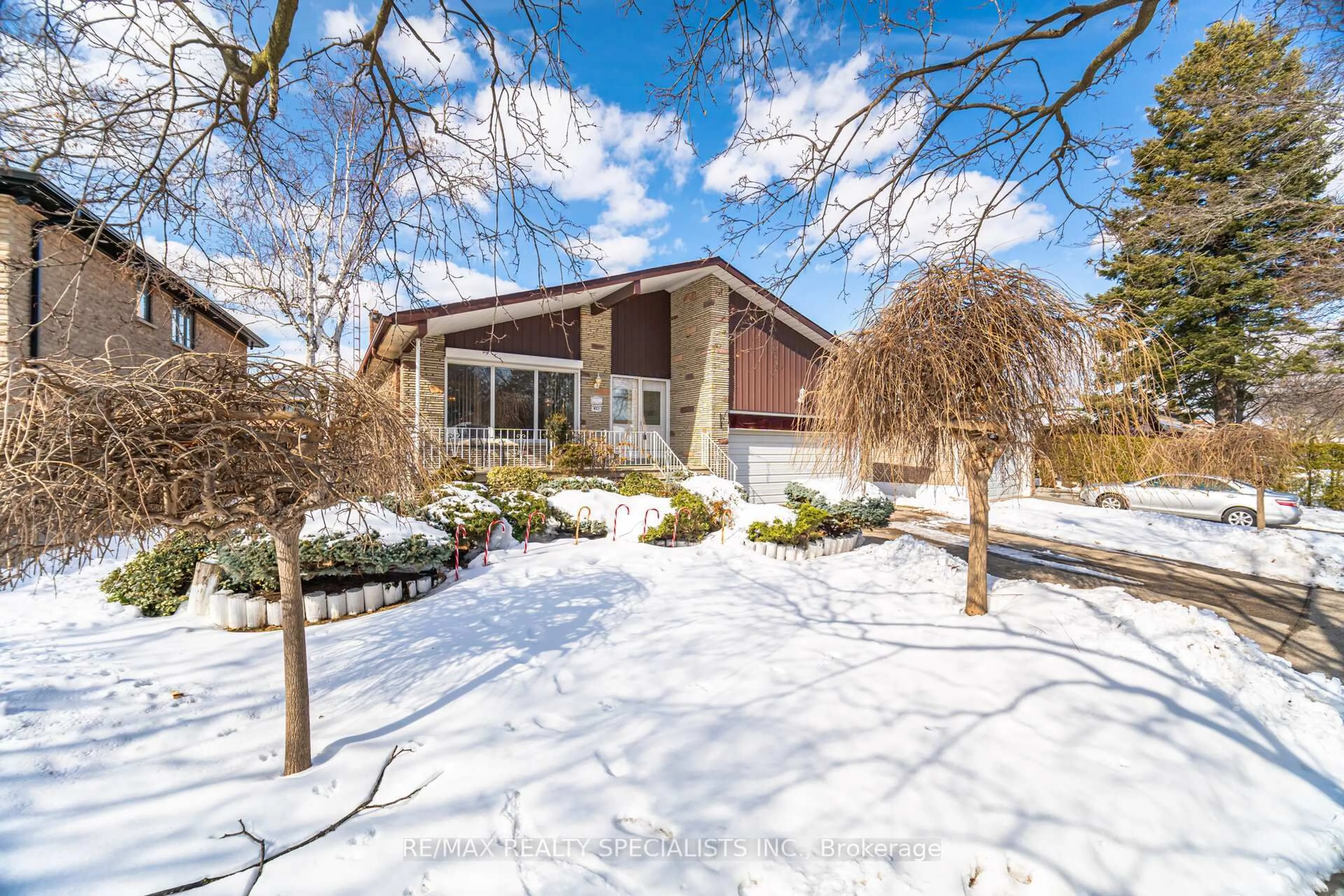 A pic from outside/outdoor area/front of a property/back of a property/a pic from drone, street for 421 Valleyfield Dr, Mississauga Ontario L5A 1L2