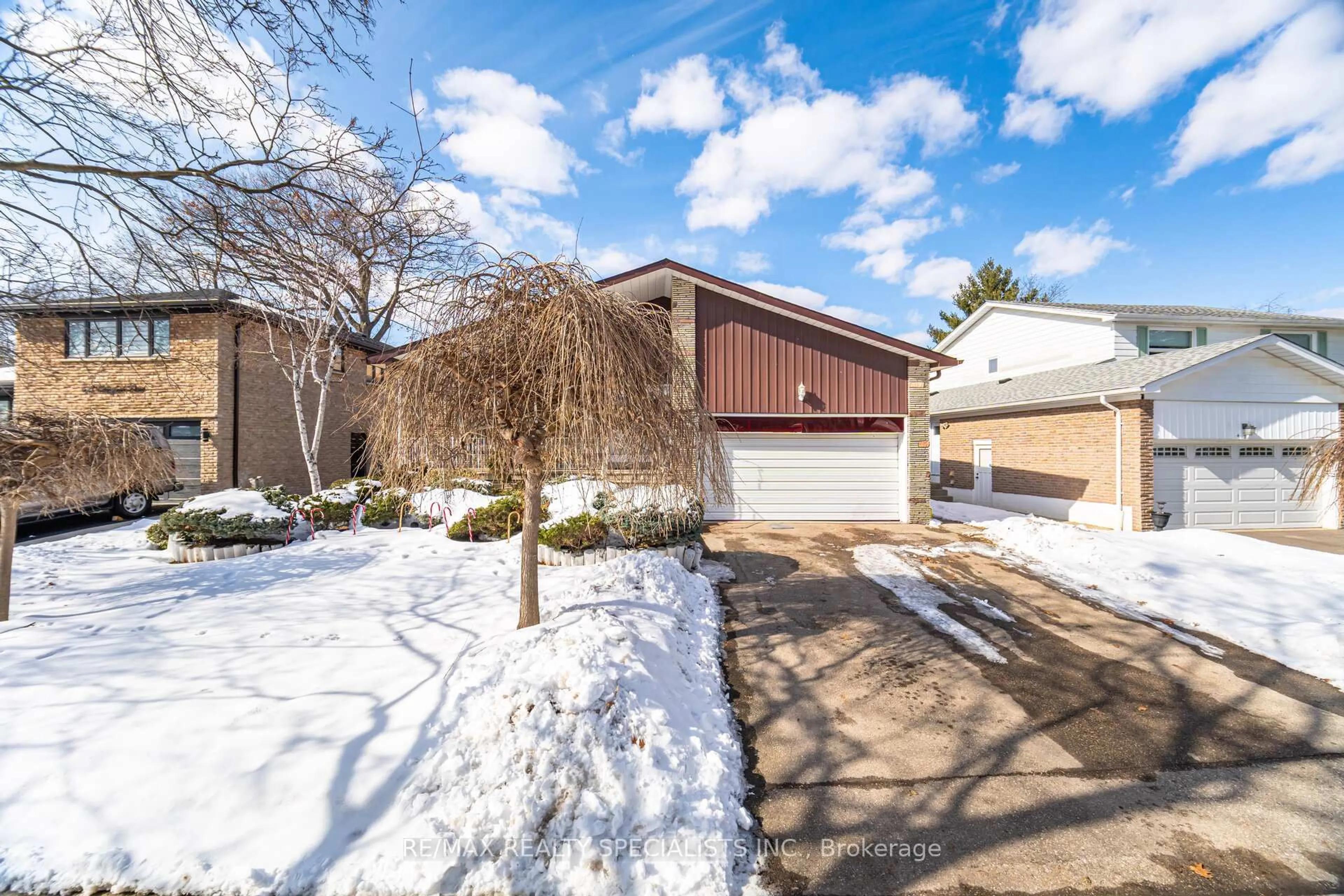 A pic from outside/outdoor area/front of a property/back of a property/a pic from drone, street for 421 Valleyfield Dr, Mississauga Ontario L5A 1L2