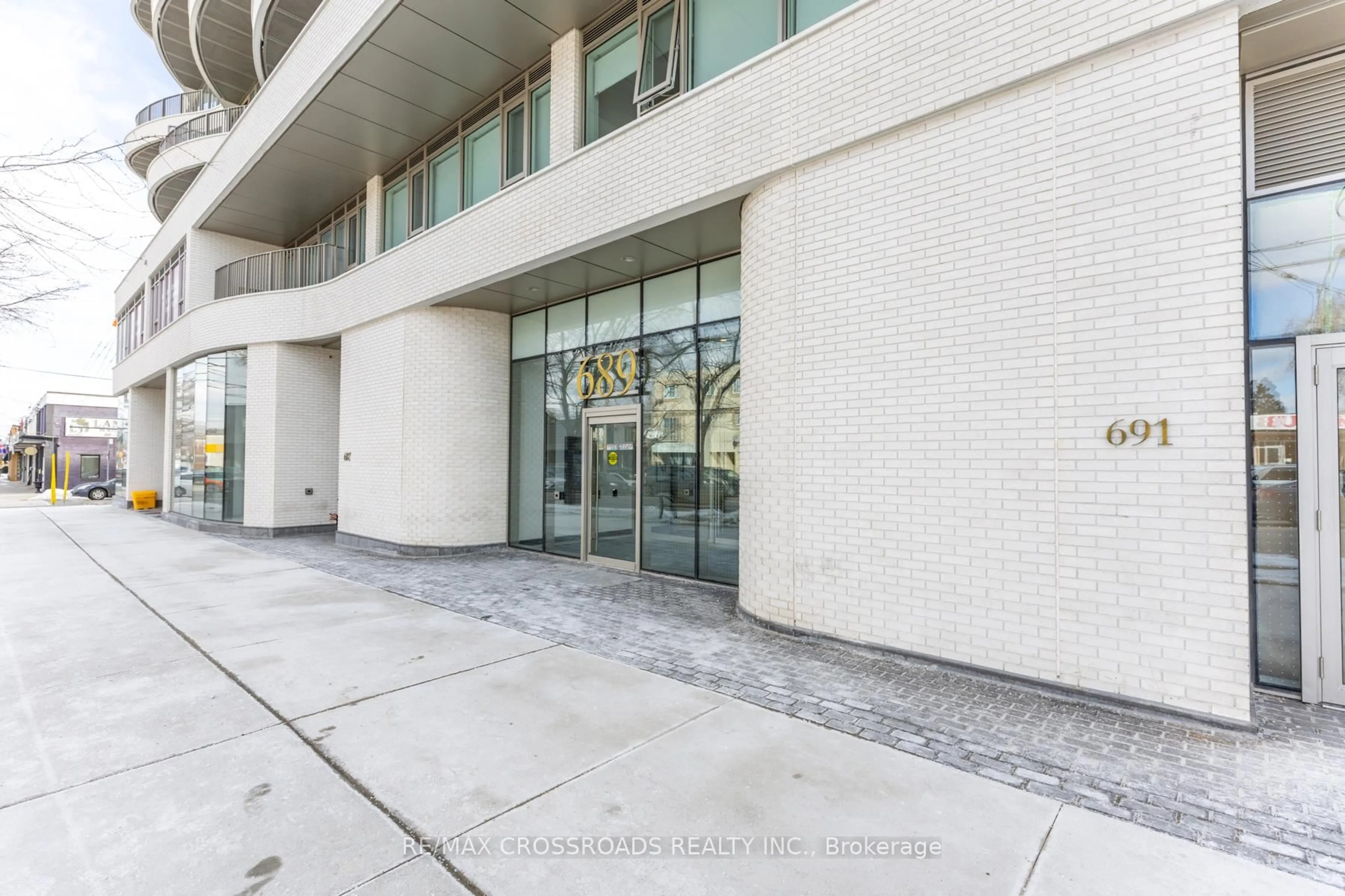Indoor foyer for 689 The Queensway St #511, Toronto Ontario M8Y 0C8