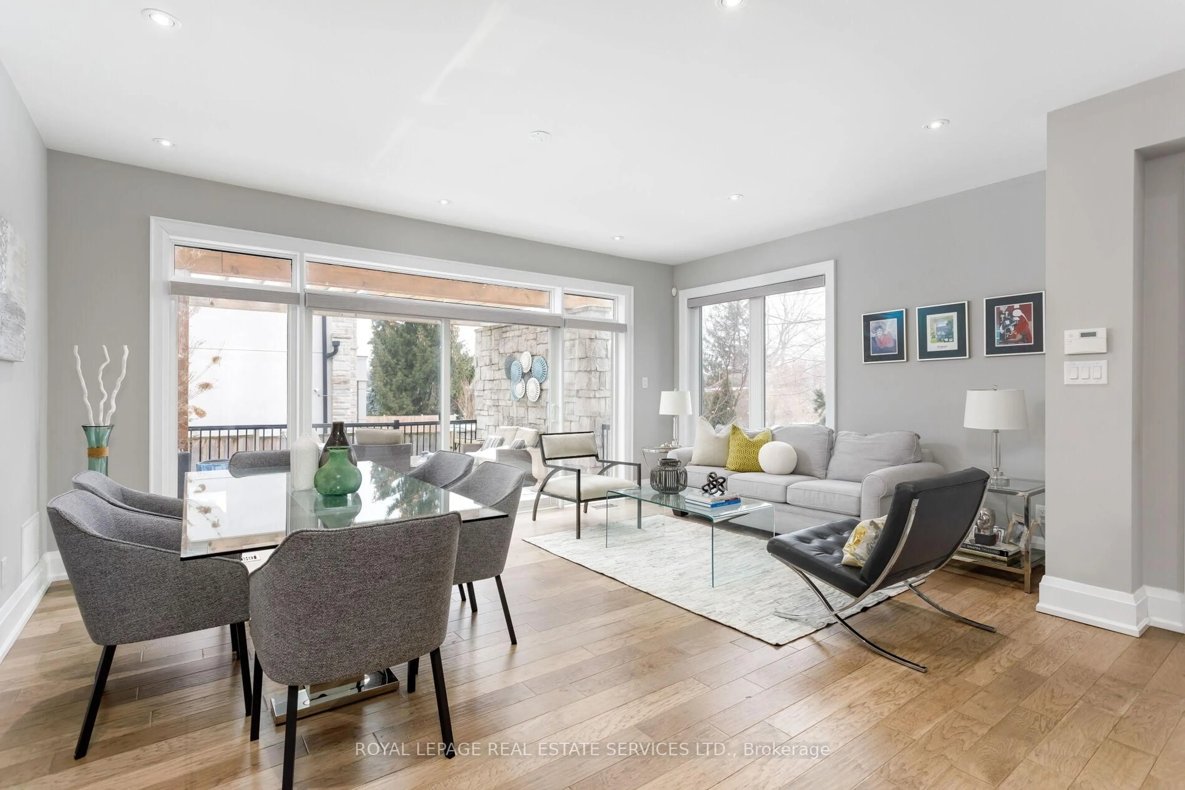 Living room with furniture, unknown for 443 Seabourne Dr, Oakville Ontario L6L 4E9