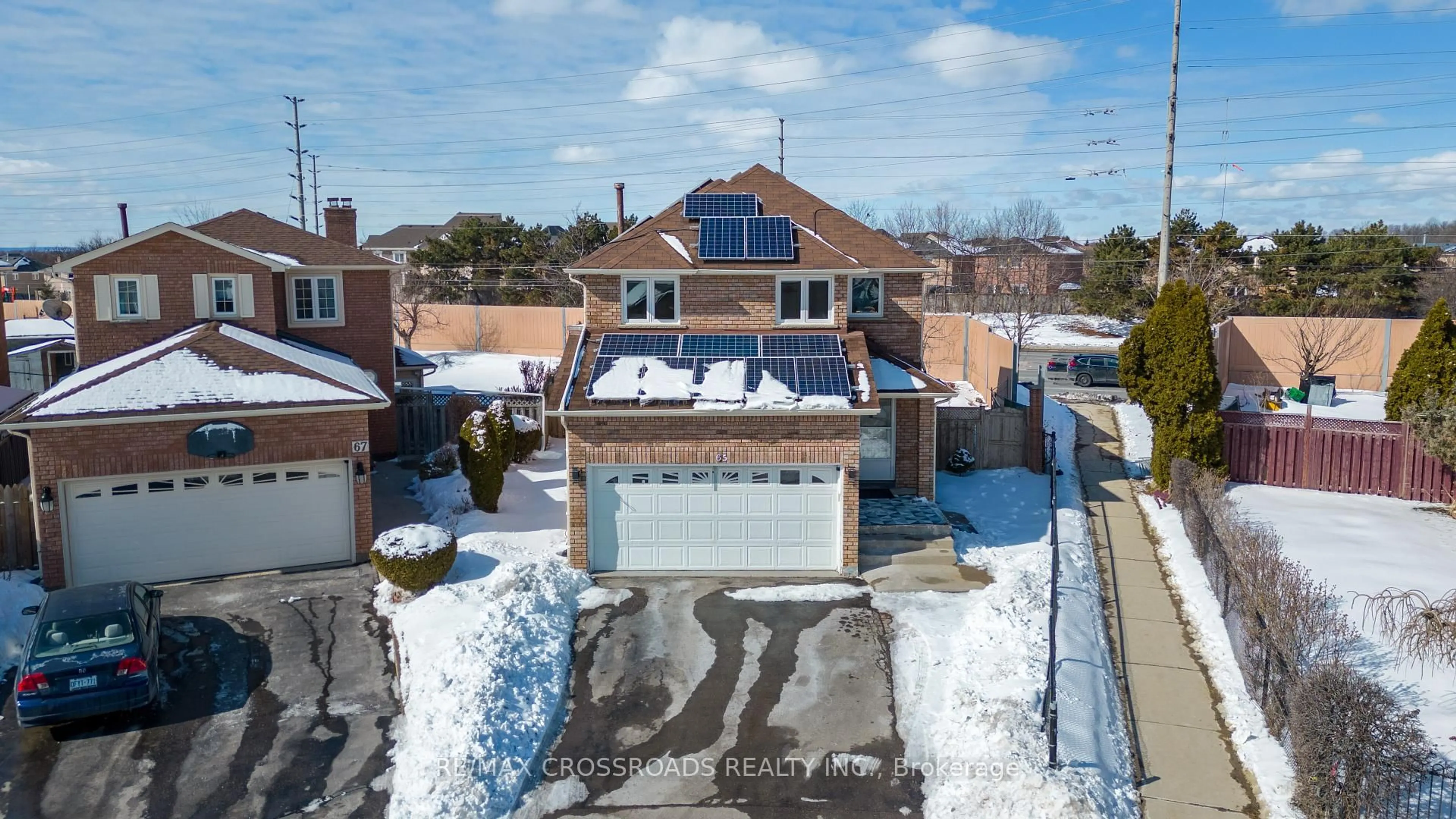 A pic from outside/outdoor area/front of a property/back of a property/a pic from drone, street for 65 Creditstone Rd, Brampton Ontario L6Y 4E9