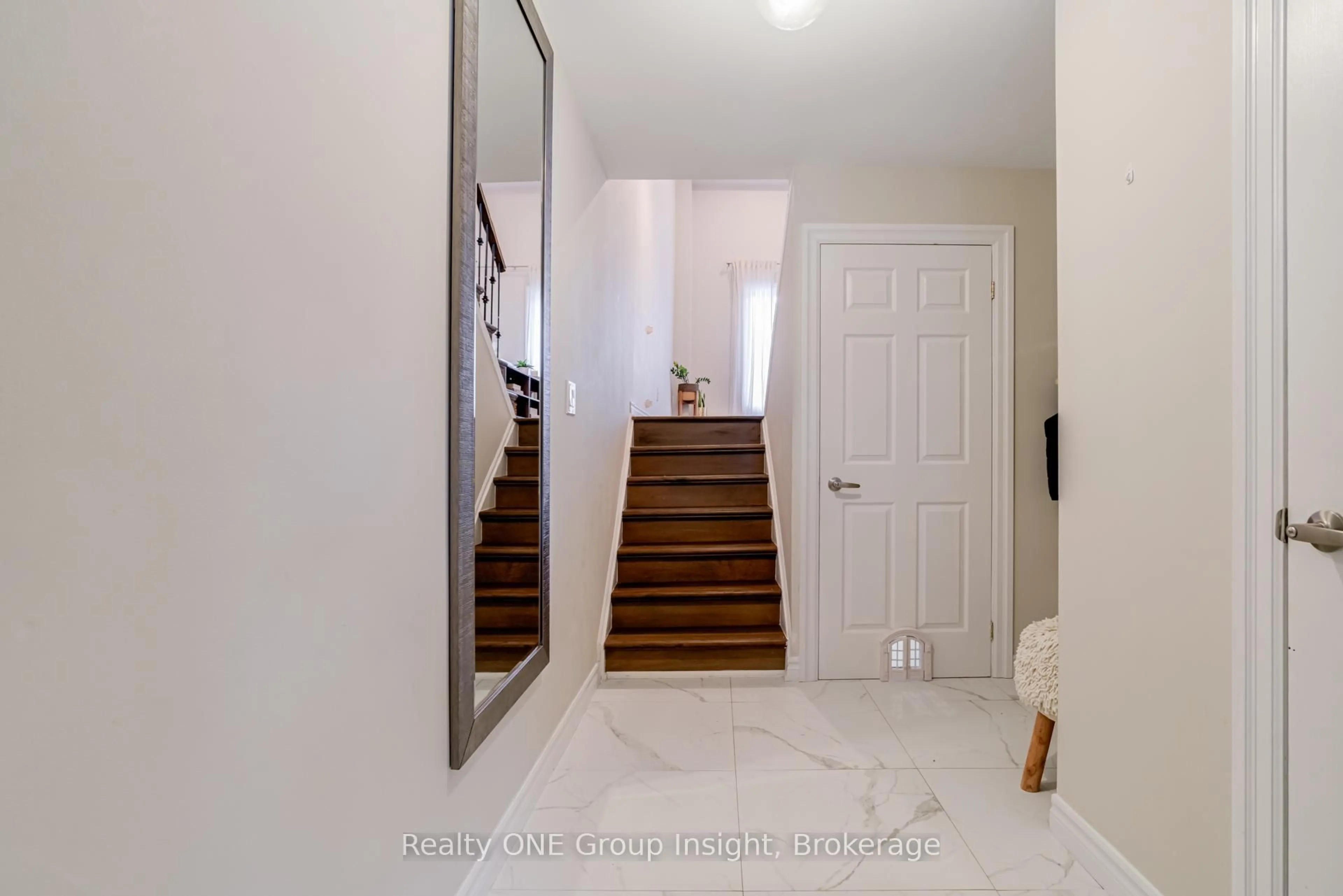 Indoor entryway for 2766 Folkway Dr #42, Mississauga Ontario L5L 3M3