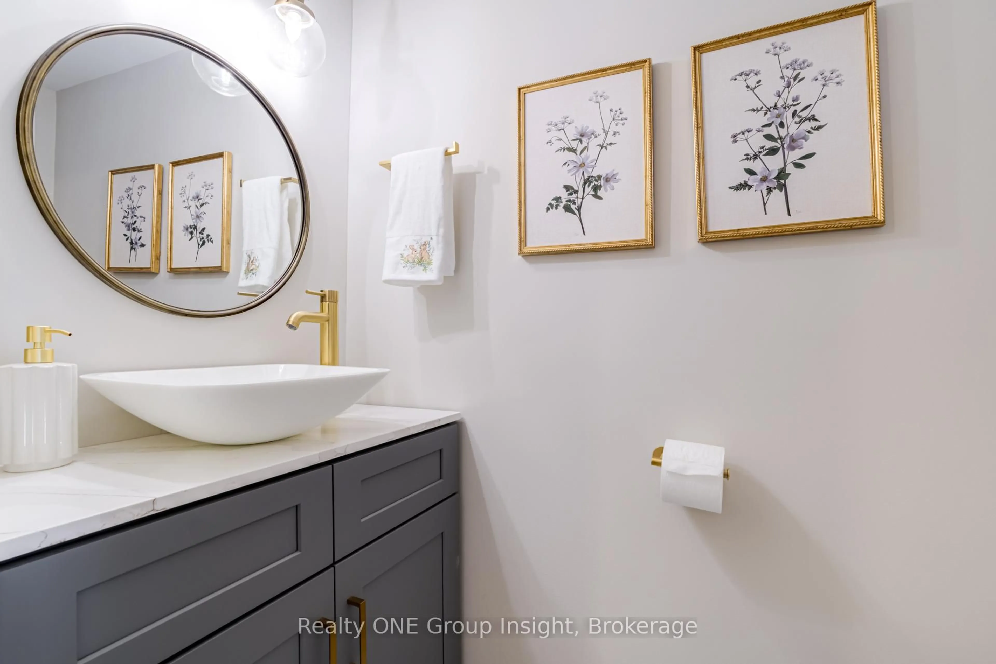 Contemporary bathroom, ceramic/tile floor for 2766 Folkway Dr #42, Mississauga Ontario L5L 3M3