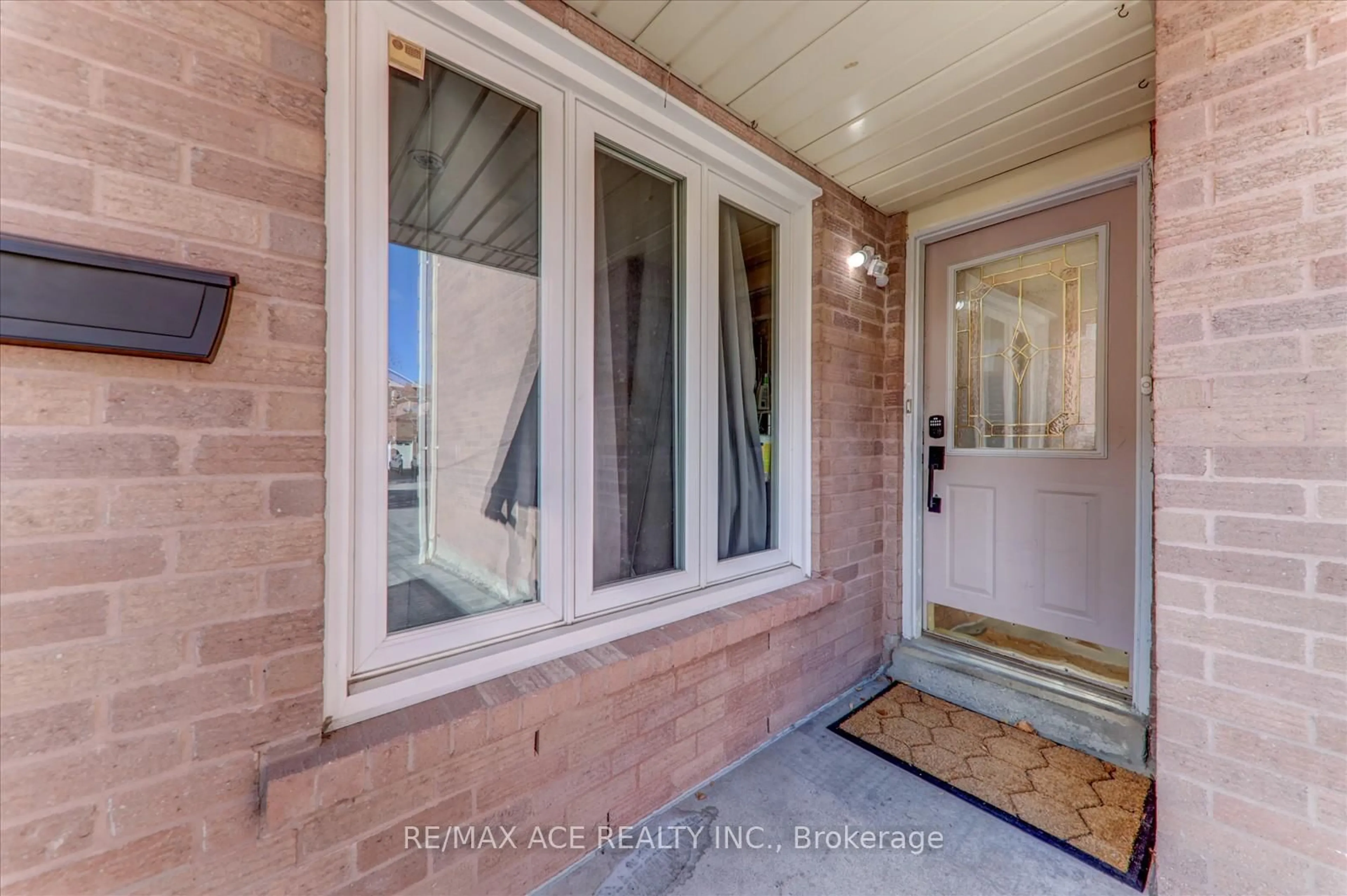 Indoor entryway for 4718 Wild Rose St, Mississauga Ontario L5M 5H3