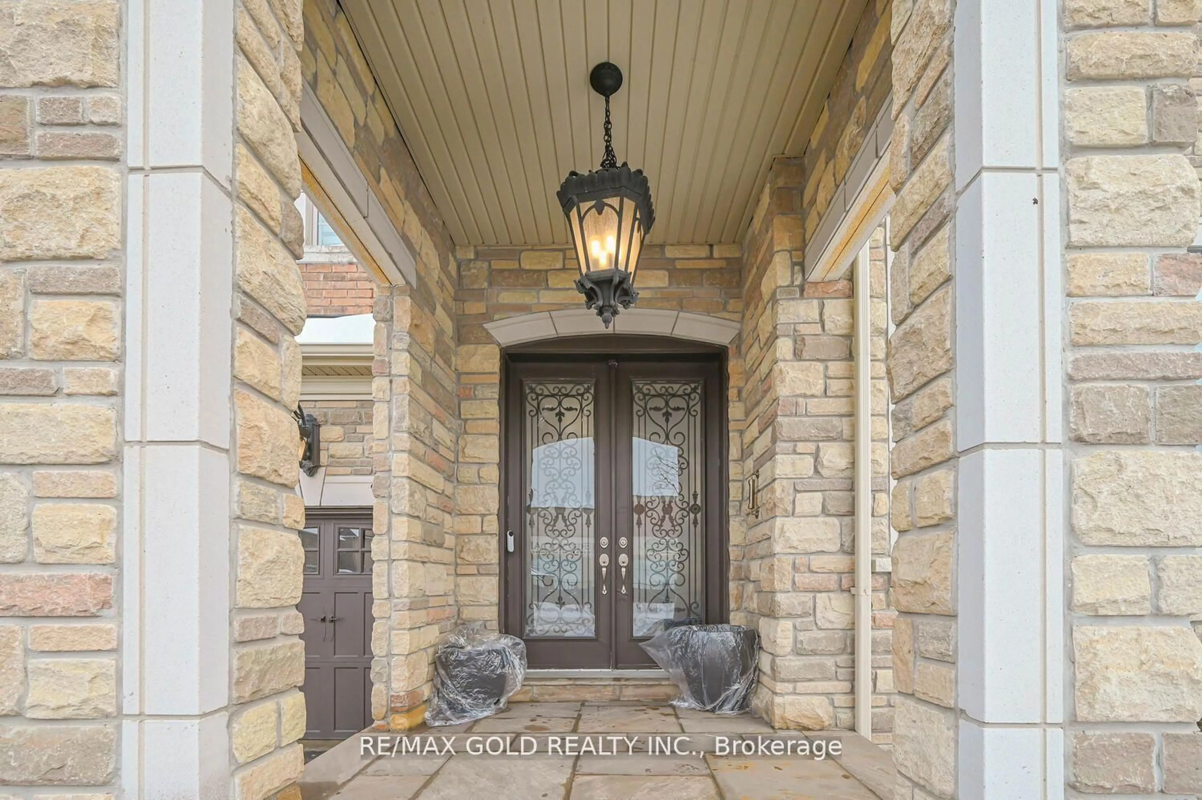 Indoor entryway for 125 Squire Ellis Dr, Brampton Ontario L6P 4J4