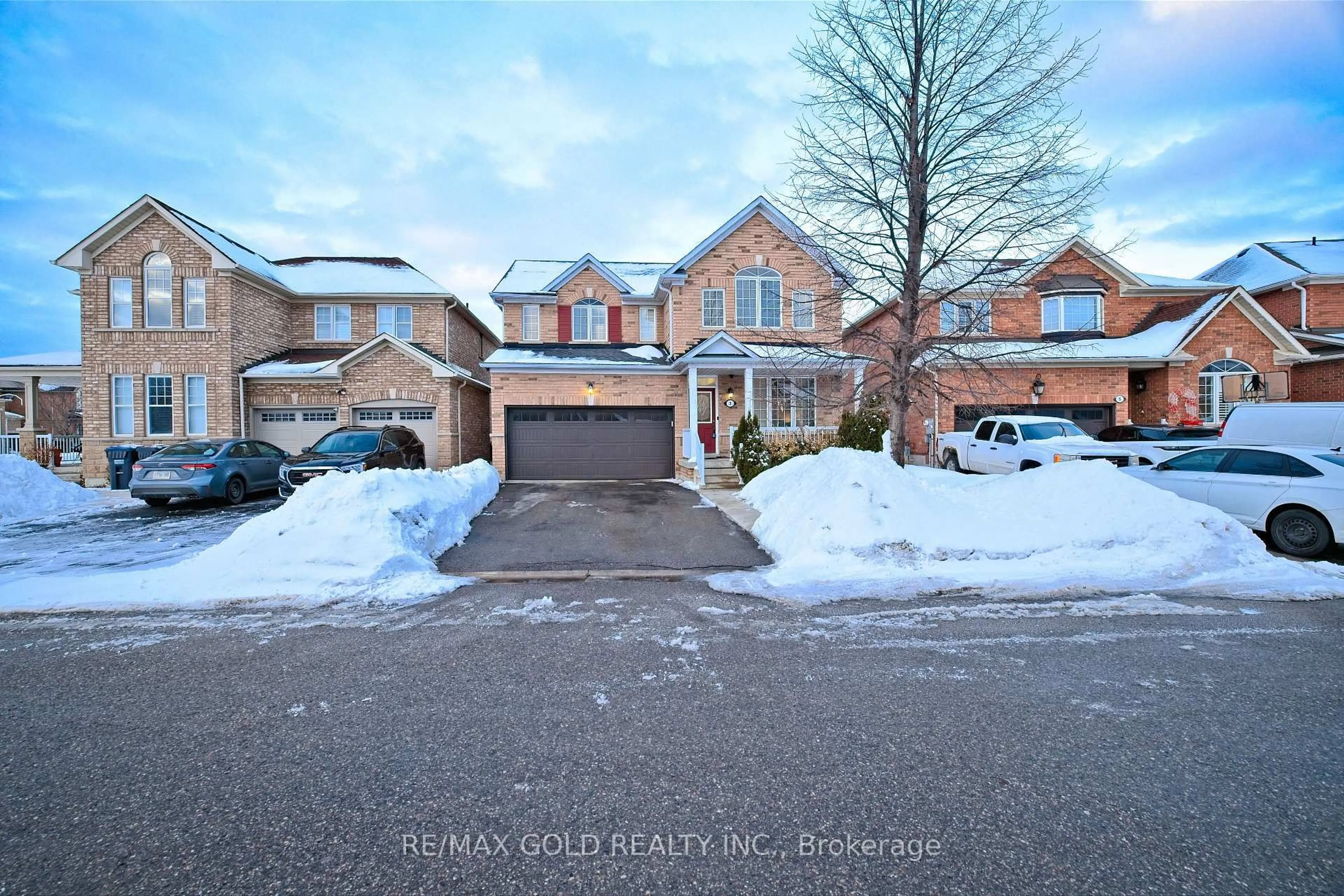 A pic from outside/outdoor area/front of a property/back of a property/a pic from drone, street for 3 Spotted Owl Cres, Brampton Ontario L7A 0H9