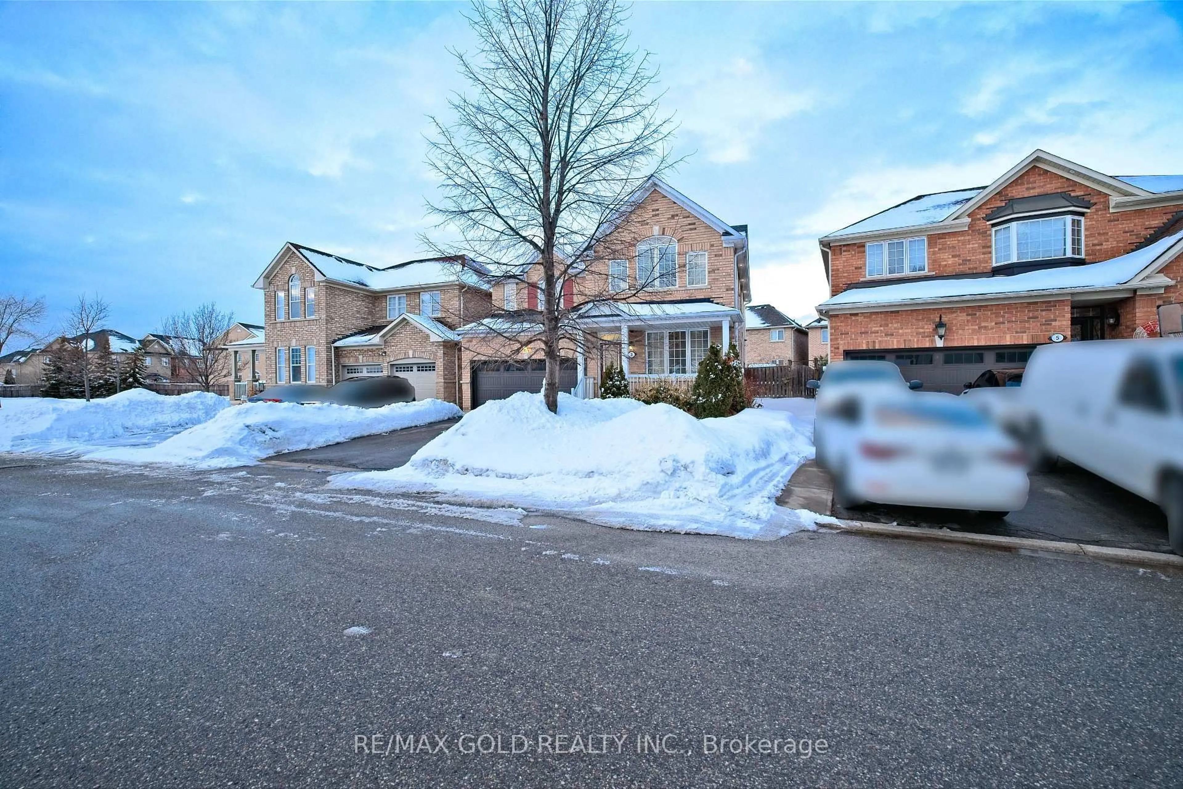 A pic from outside/outdoor area/front of a property/back of a property/a pic from drone, street for 3 Spotted Owl Cres, Brampton Ontario L7A 0H9