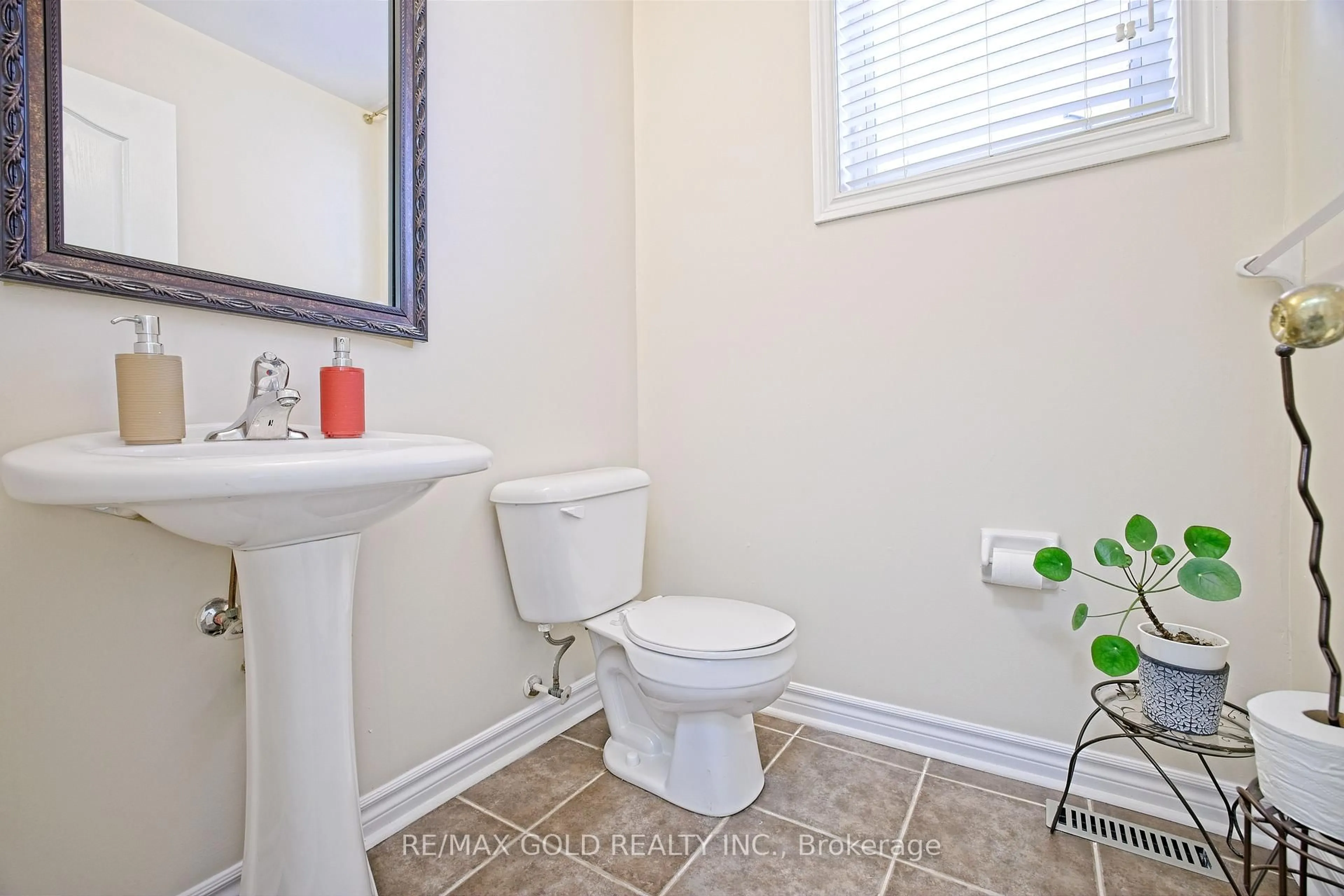 Standard bathroom, ceramic/tile floor for 3 Spotted Owl Cres, Brampton Ontario L7A 0H9