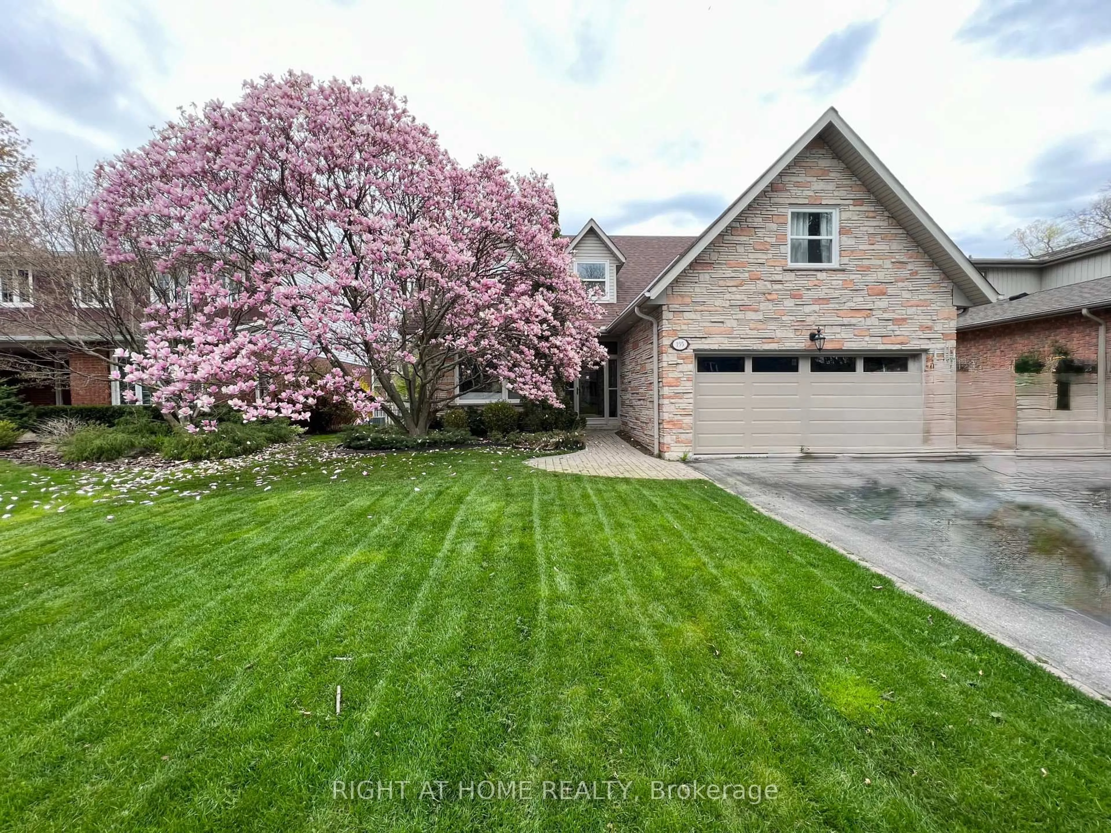A pic from outside/outdoor area/front of a property/back of a property/a pic from drone, street for 155 Cheverie St, Oakville Ontario L6J 6C3