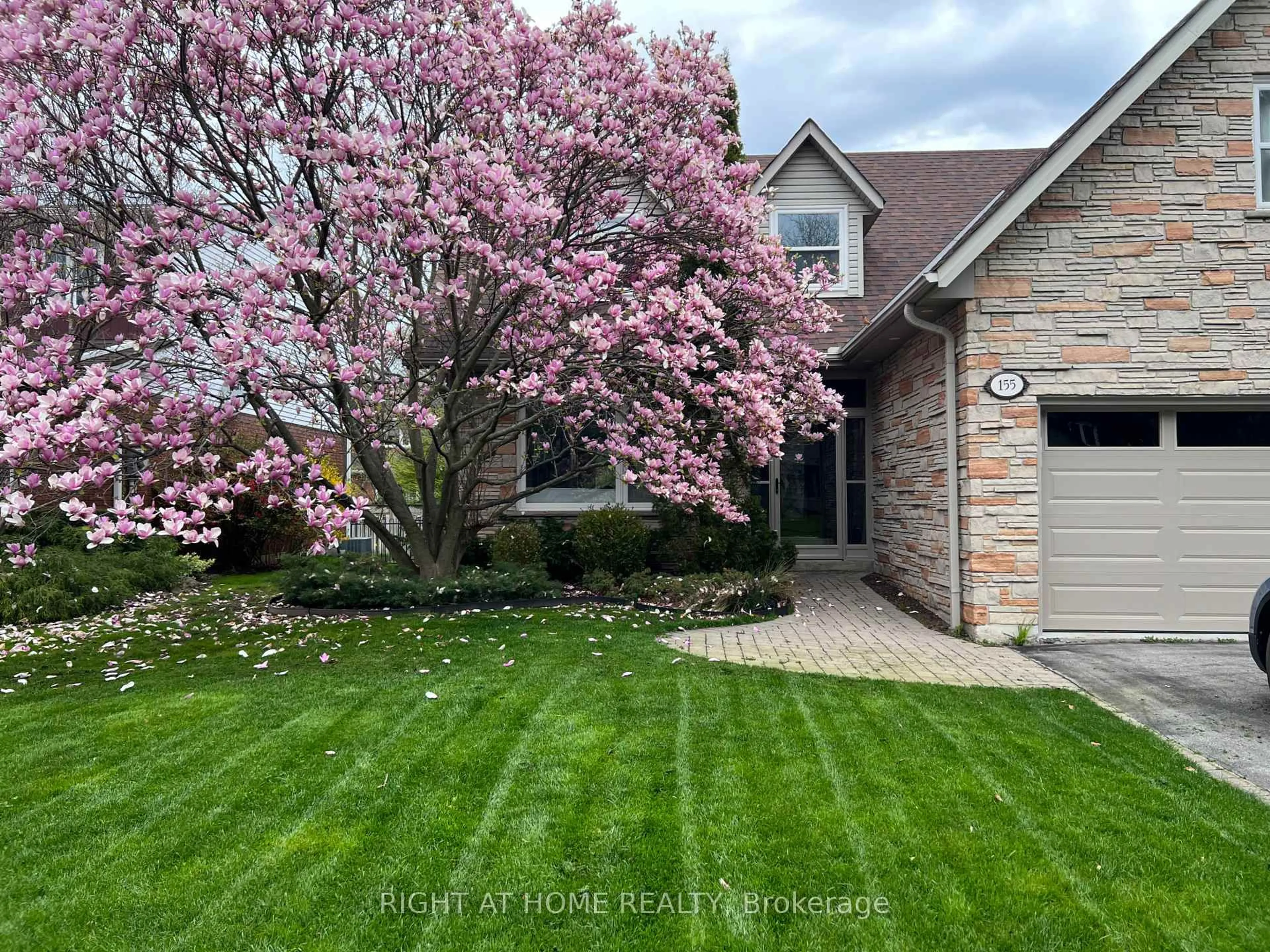 A pic from outside/outdoor area/front of a property/back of a property/a pic from drone, street for 155 Cheverie St, Oakville Ontario L6J 6C3