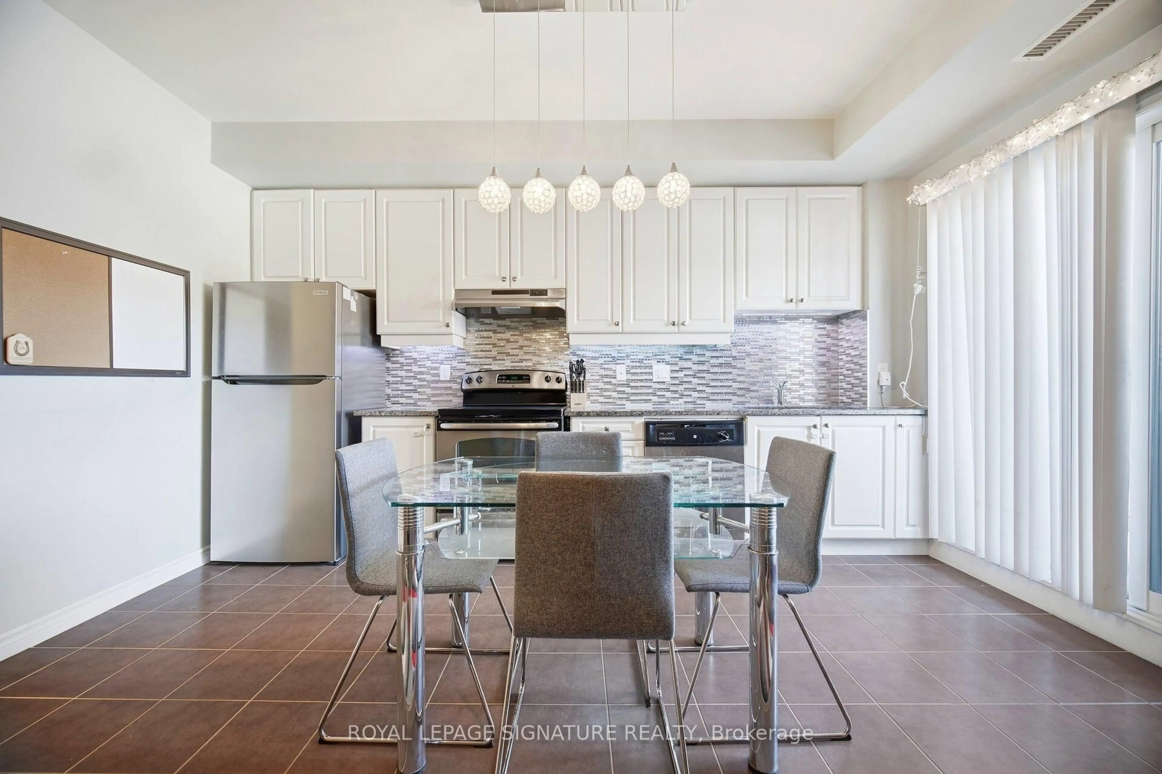 Open concept kitchen, ceramic/tile floor for 570 Lolita Gdns #231, Mississauga Ontario L5A 0A1