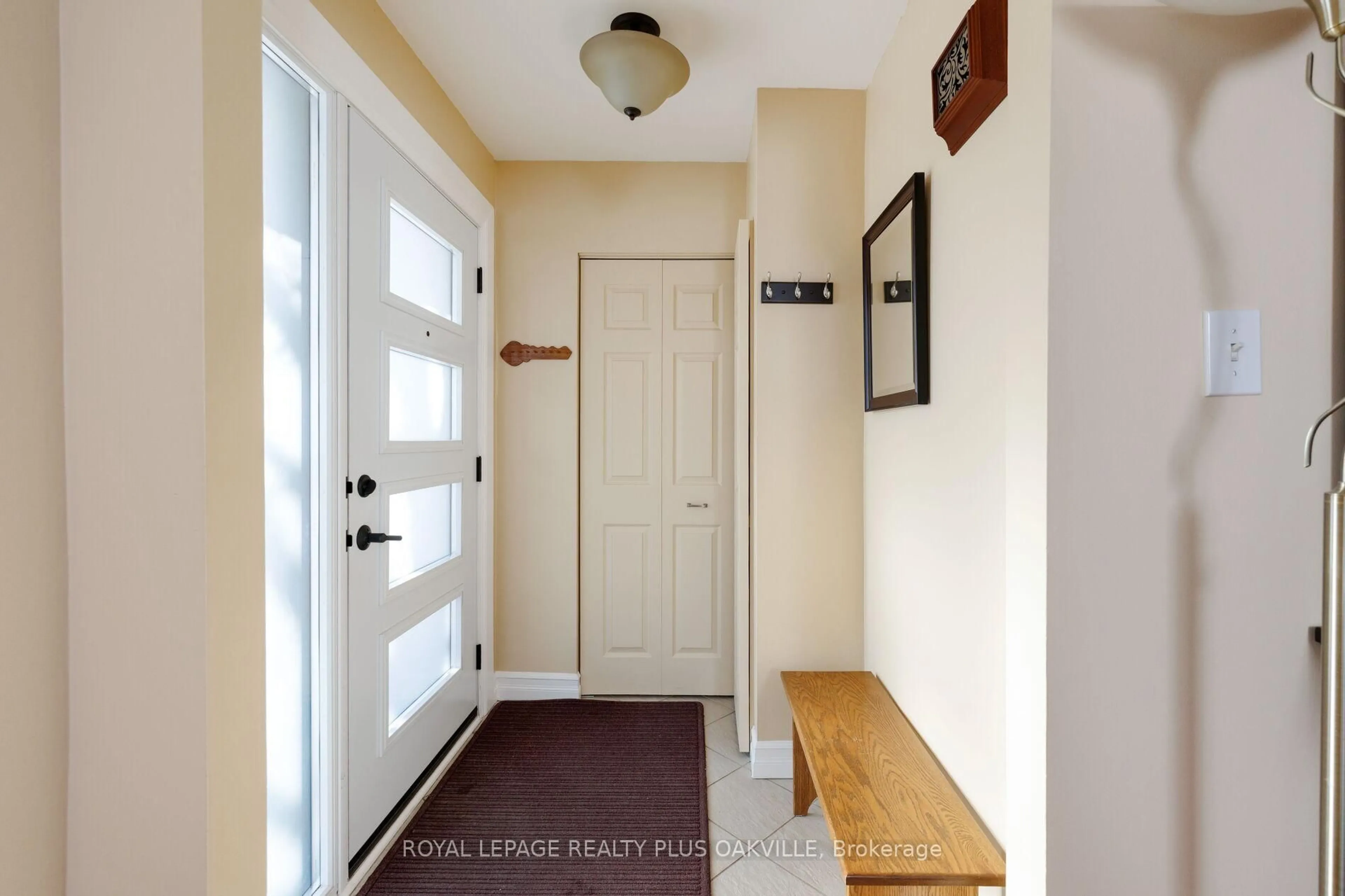 Indoor entryway for 475 Sunset Dr, Oakville Ontario L6L 3N3