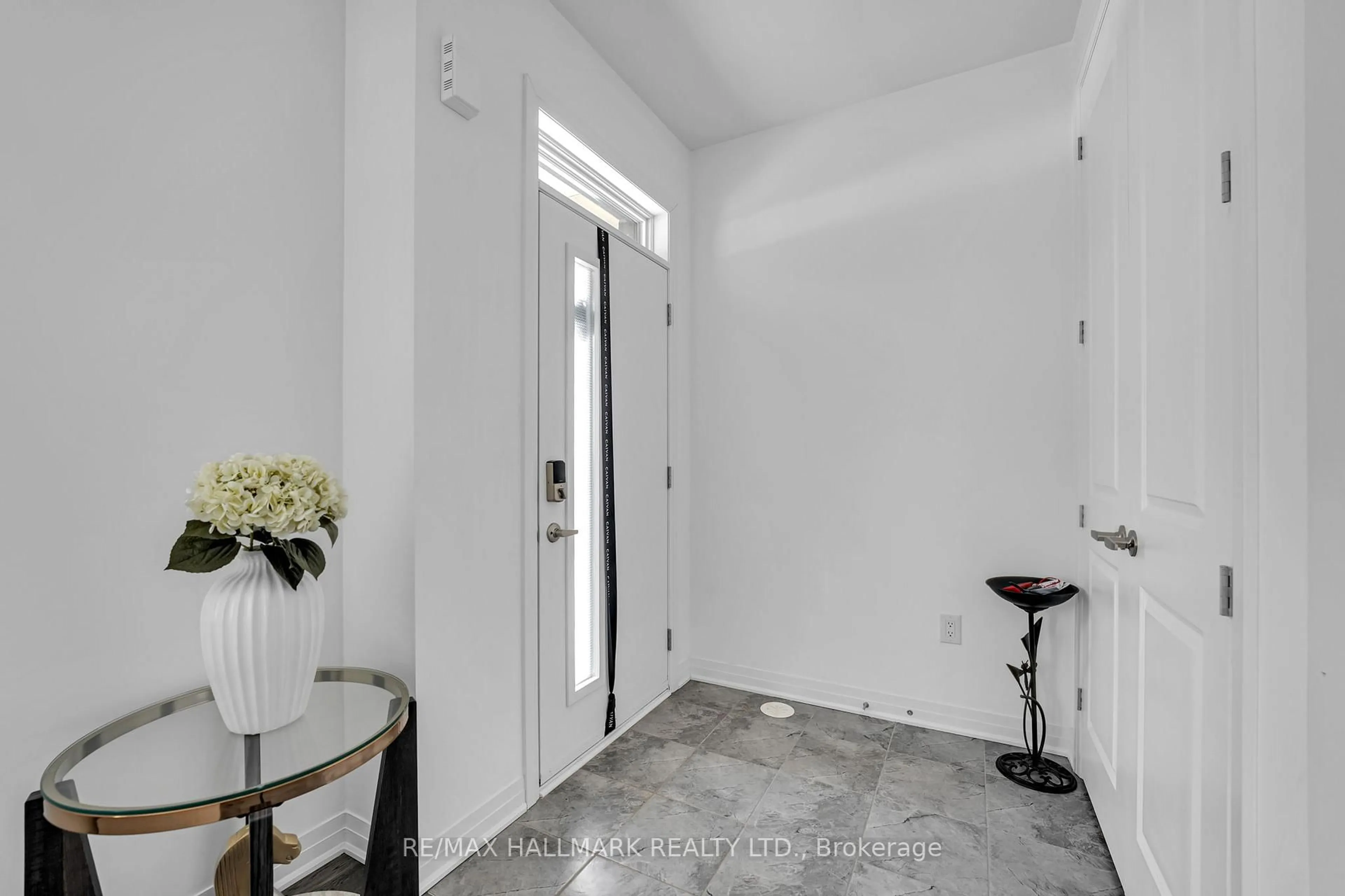 Indoor entryway for 3234 Sixth Line, Oakville Ontario L6M 4K1