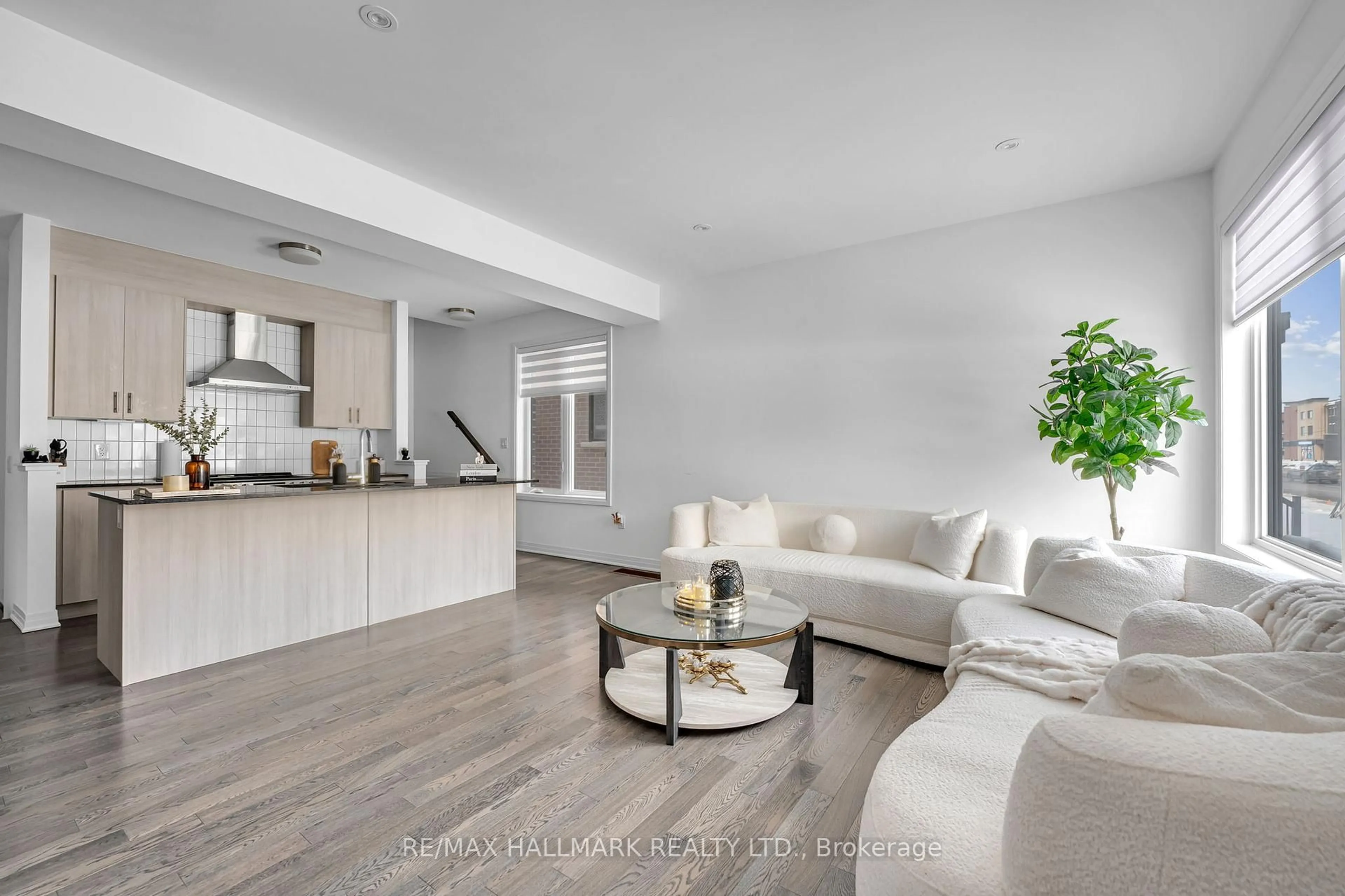 Living room with furniture, unknown for 3234 Sixth Line, Oakville Ontario L6M 4K1