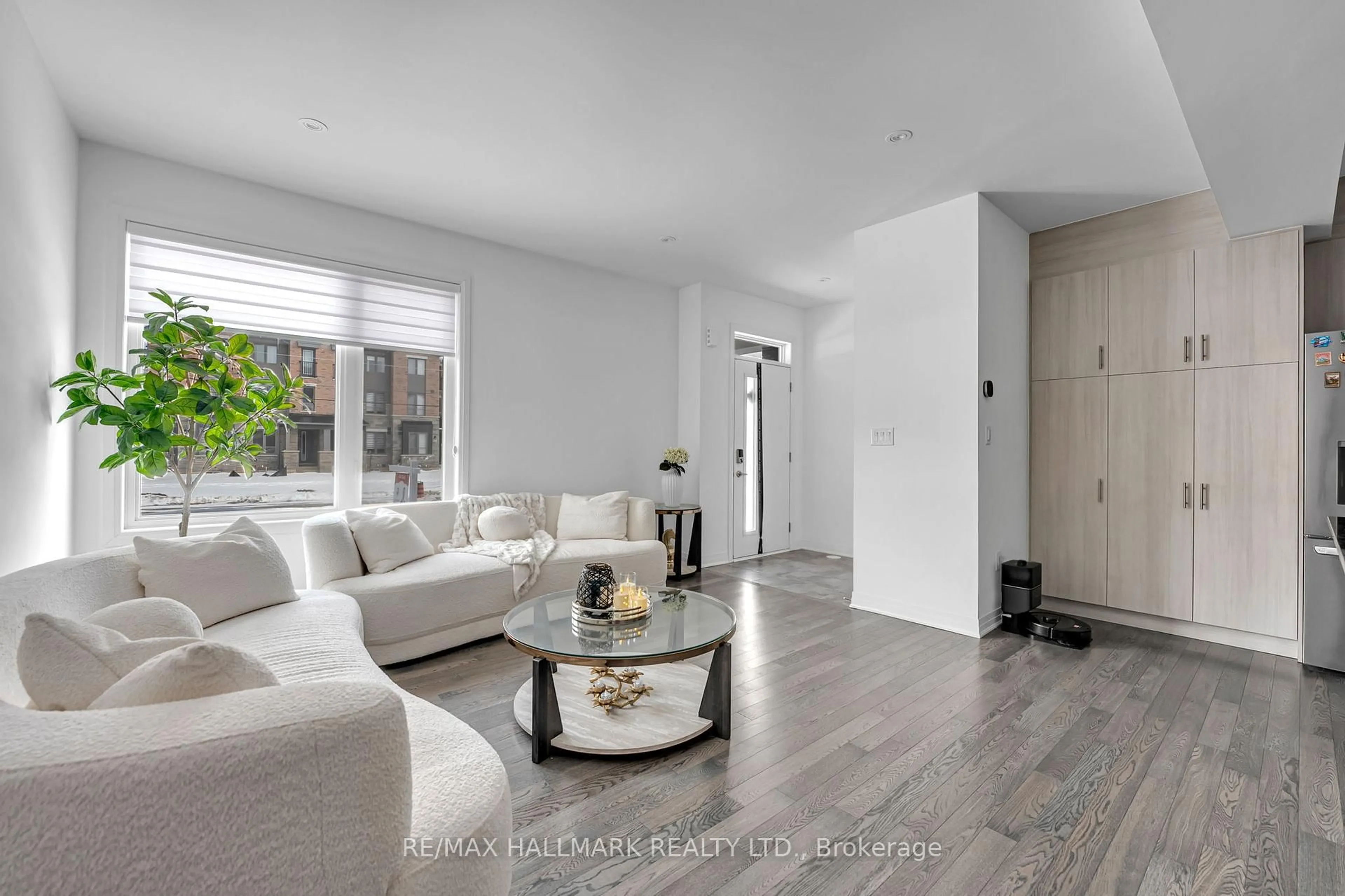 Living room with furniture, unknown for 3234 Sixth Line, Oakville Ontario L6M 4K1