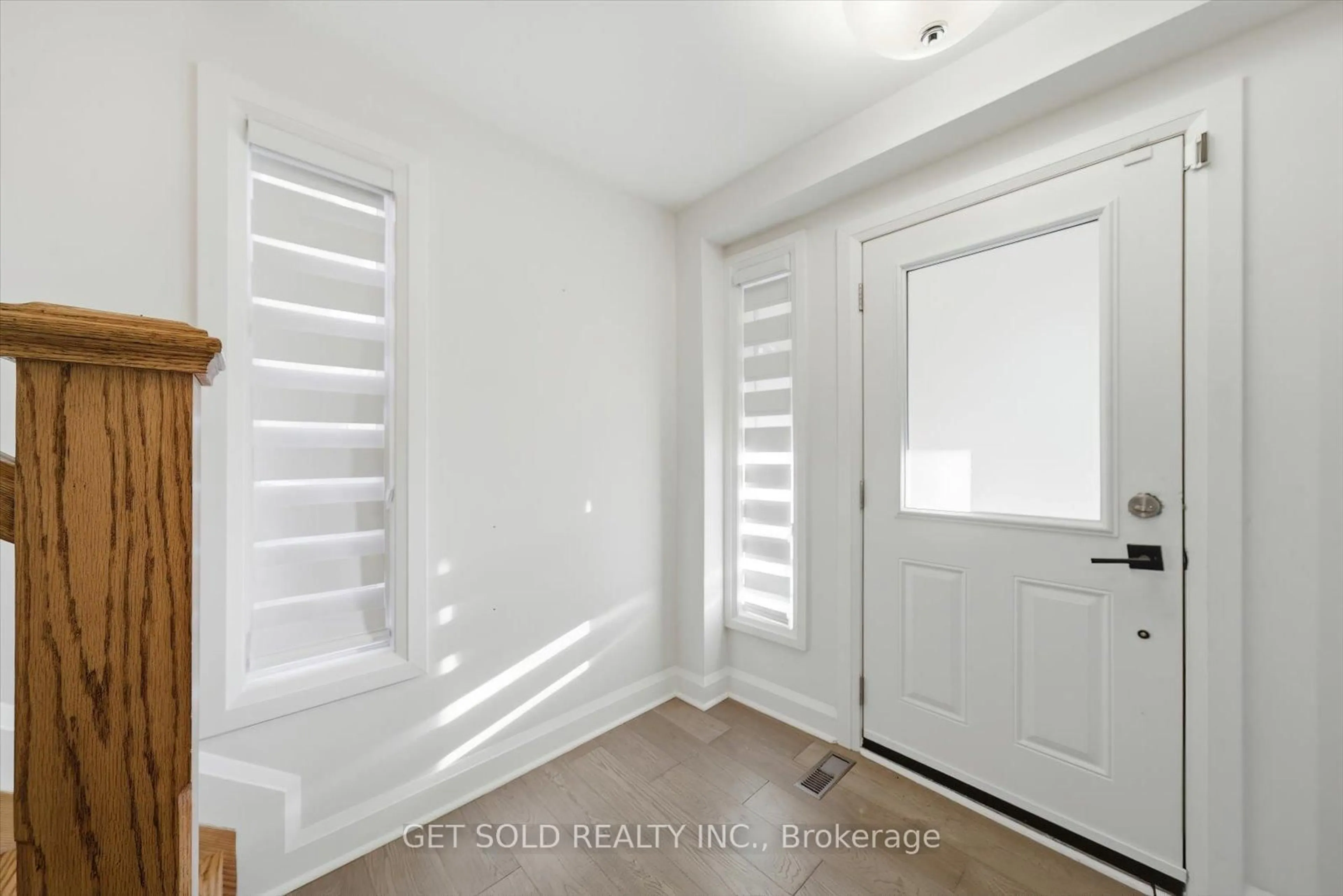 Indoor entryway for 18 Mill St, Brampton Ontario L6Y 1S5