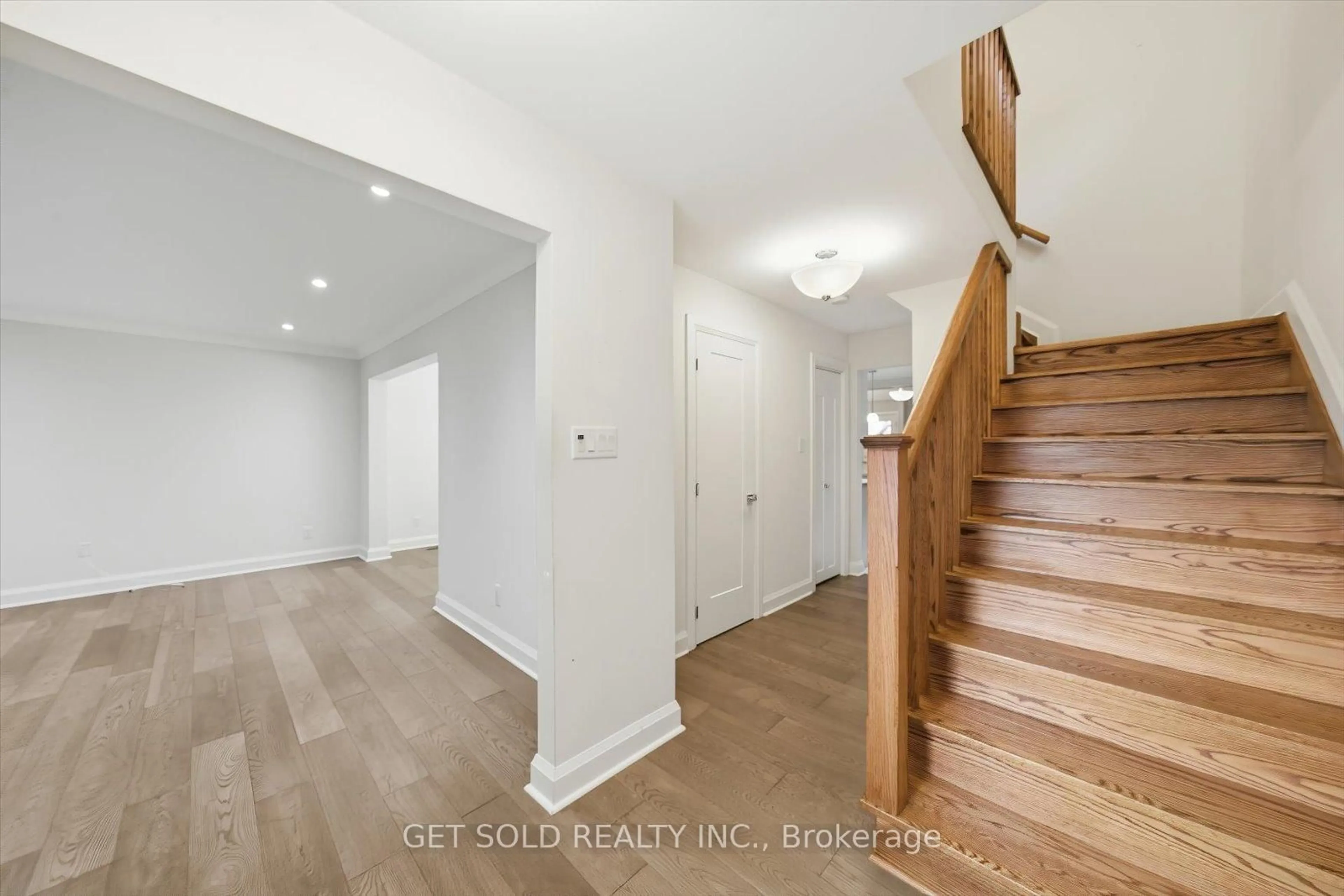 Indoor entryway for 18 Mill St, Brampton Ontario L6Y 1S5