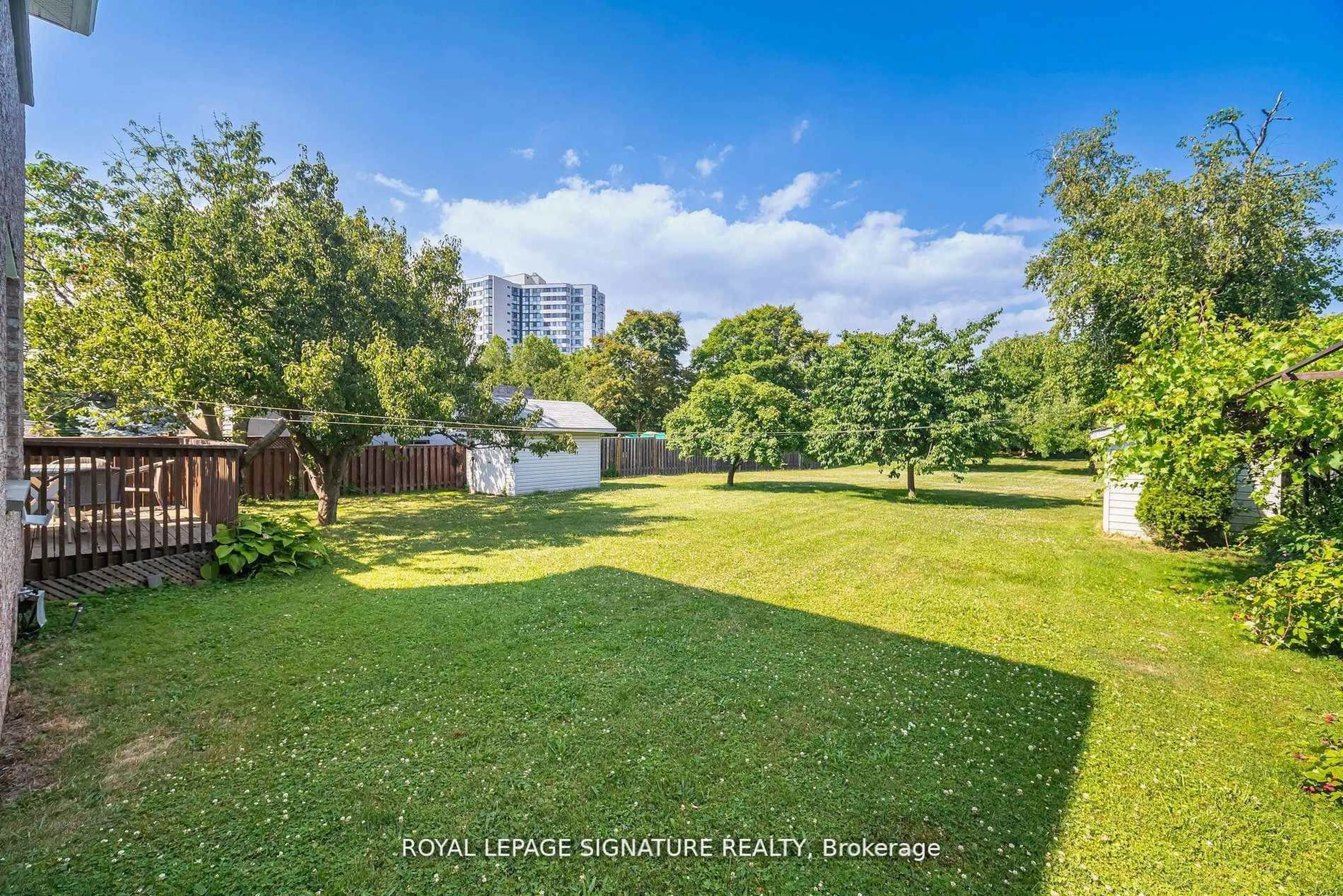 A pic from outside/outdoor area/front of a property/back of a property/a pic from drone, water/lake/river/ocean view for 4097 Hickory Dr, Mississauga Ontario L4W 1L1
