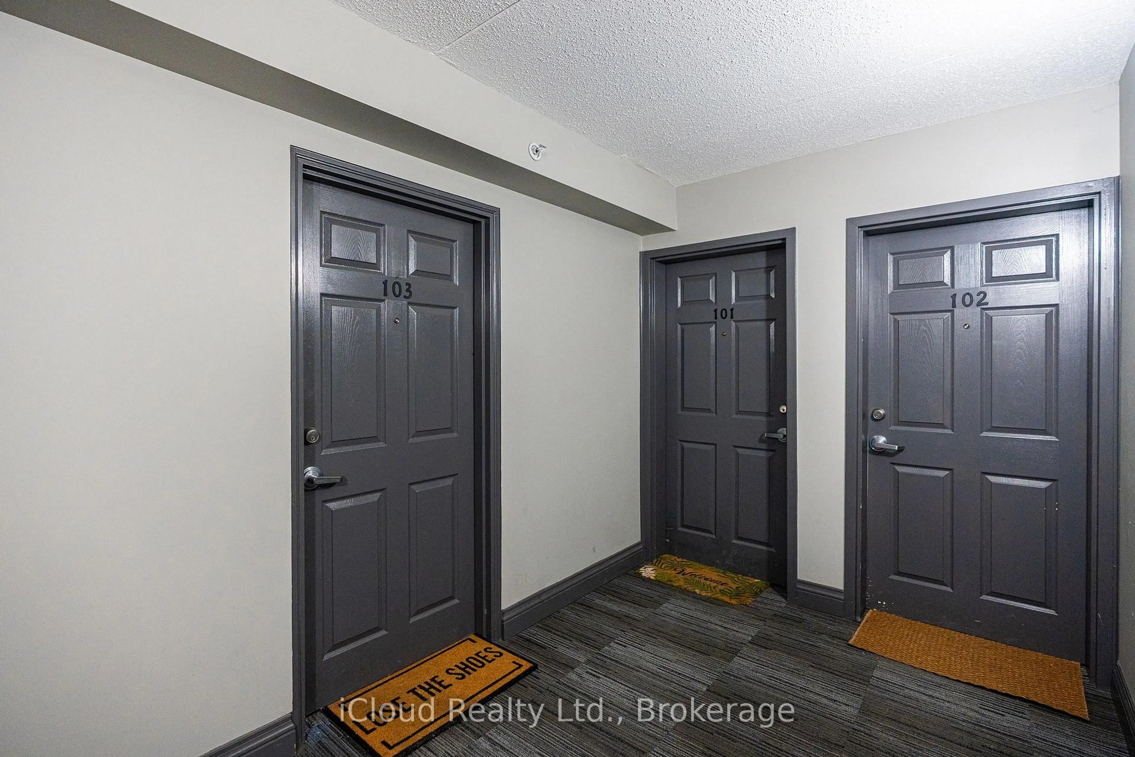 Indoor entryway for 1450 Bishops Gate #103, Oakville Ontario L6M 4N1