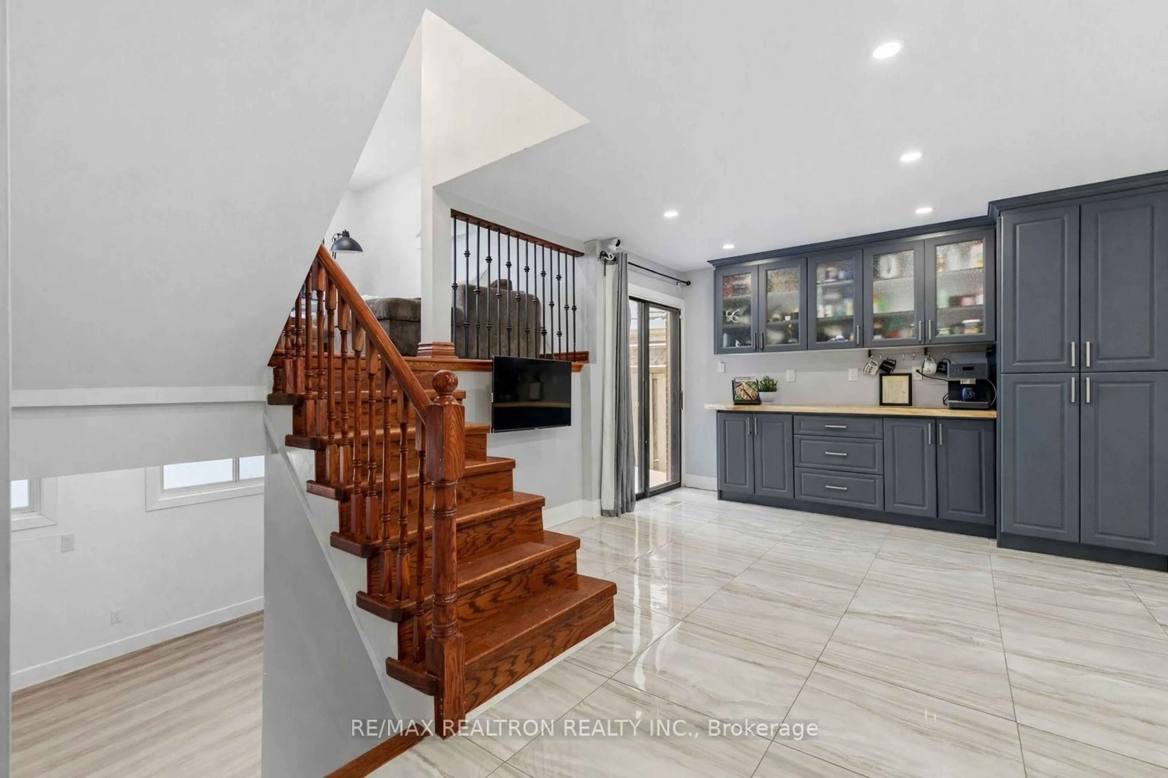 Indoor foyer for 43 Buckland Way, Brampton Ontario L6V 3P3