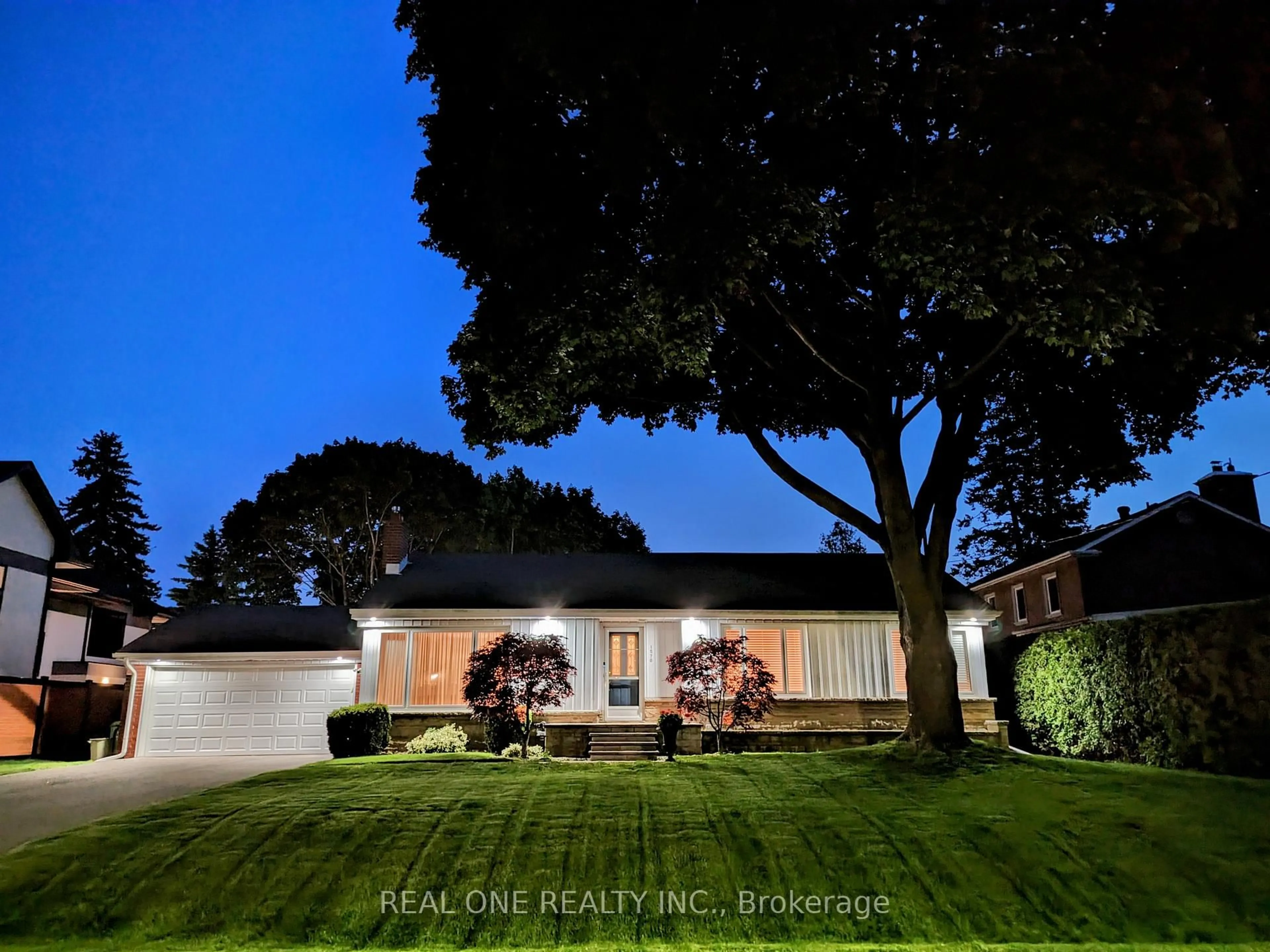 A pic from outside/outdoor area/front of a property/back of a property/a pic from drone, street for 1570 Park Royale Blvd, Mississauga Ontario L5E 2Z4