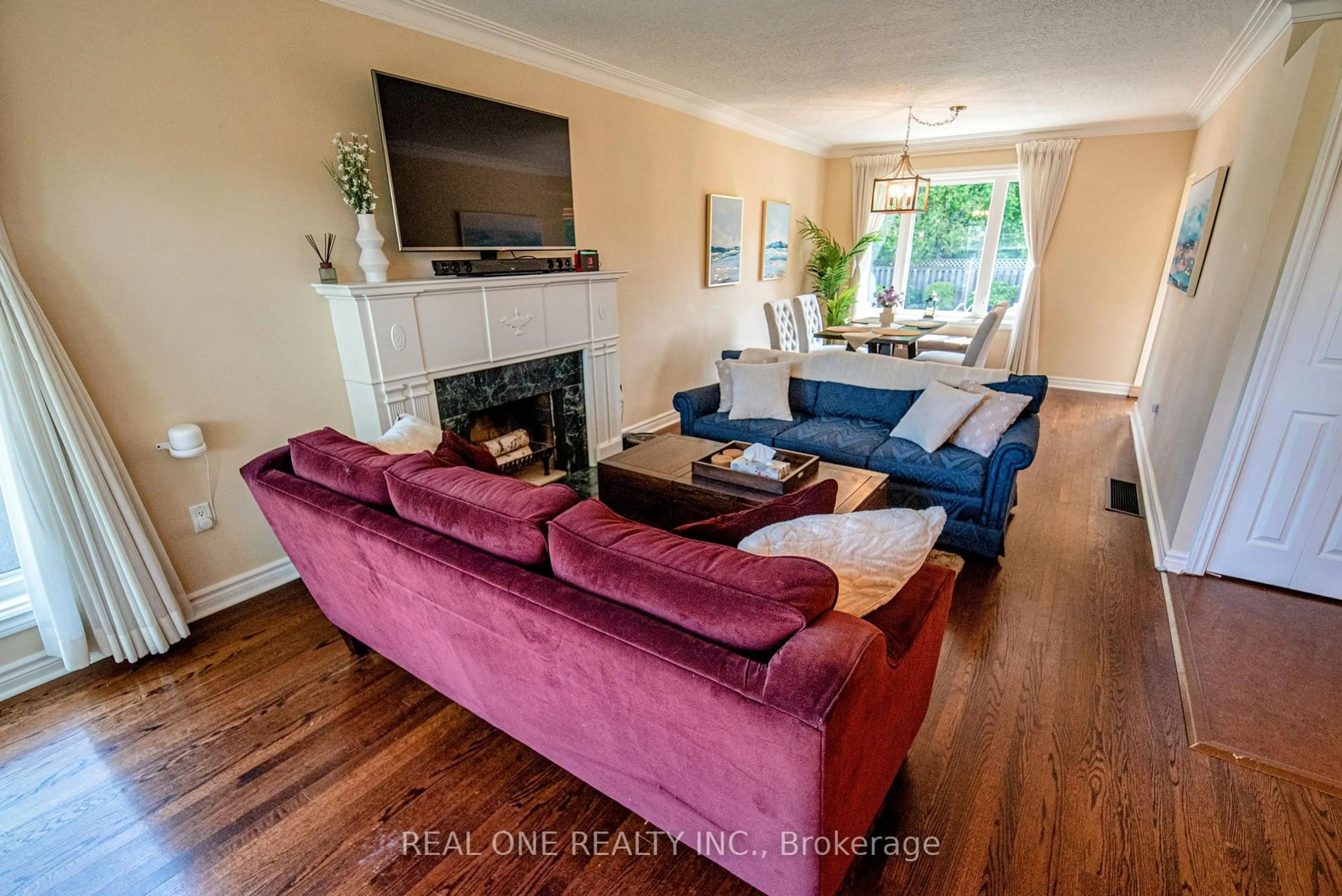 Living room with furniture, unknown for 1570 Park Royale Blvd, Mississauga Ontario L5E 2Z4