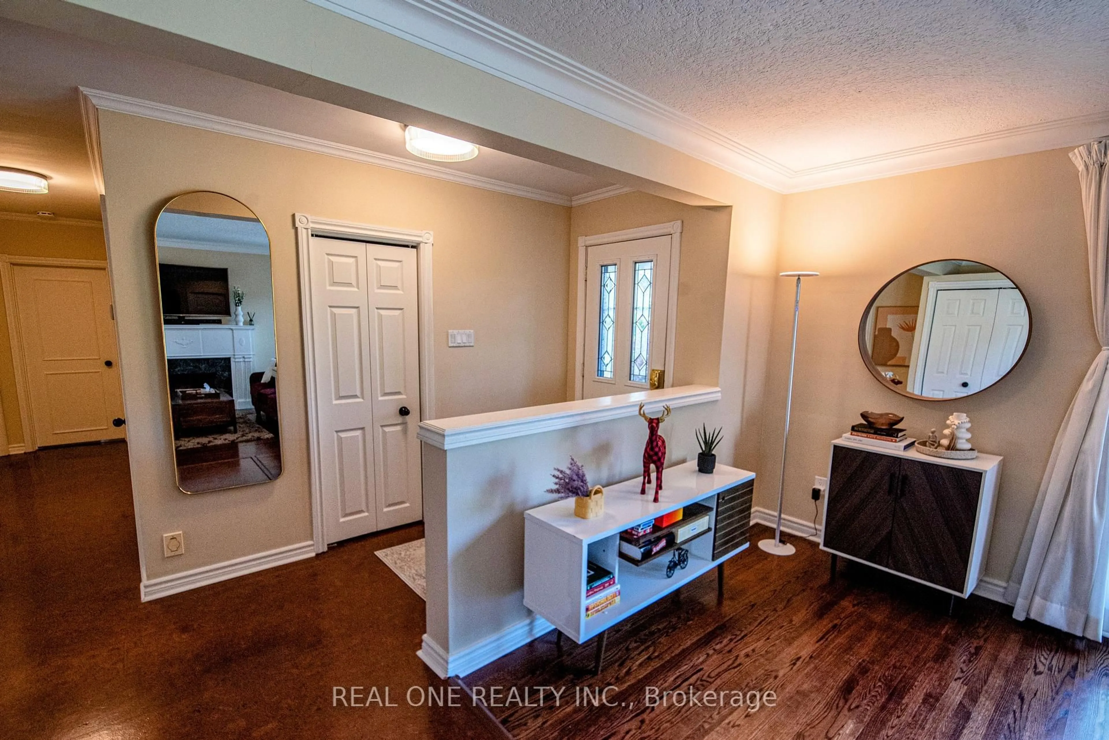 Indoor entryway for 1570 Park Royale Blvd, Mississauga Ontario L5E 2Z4