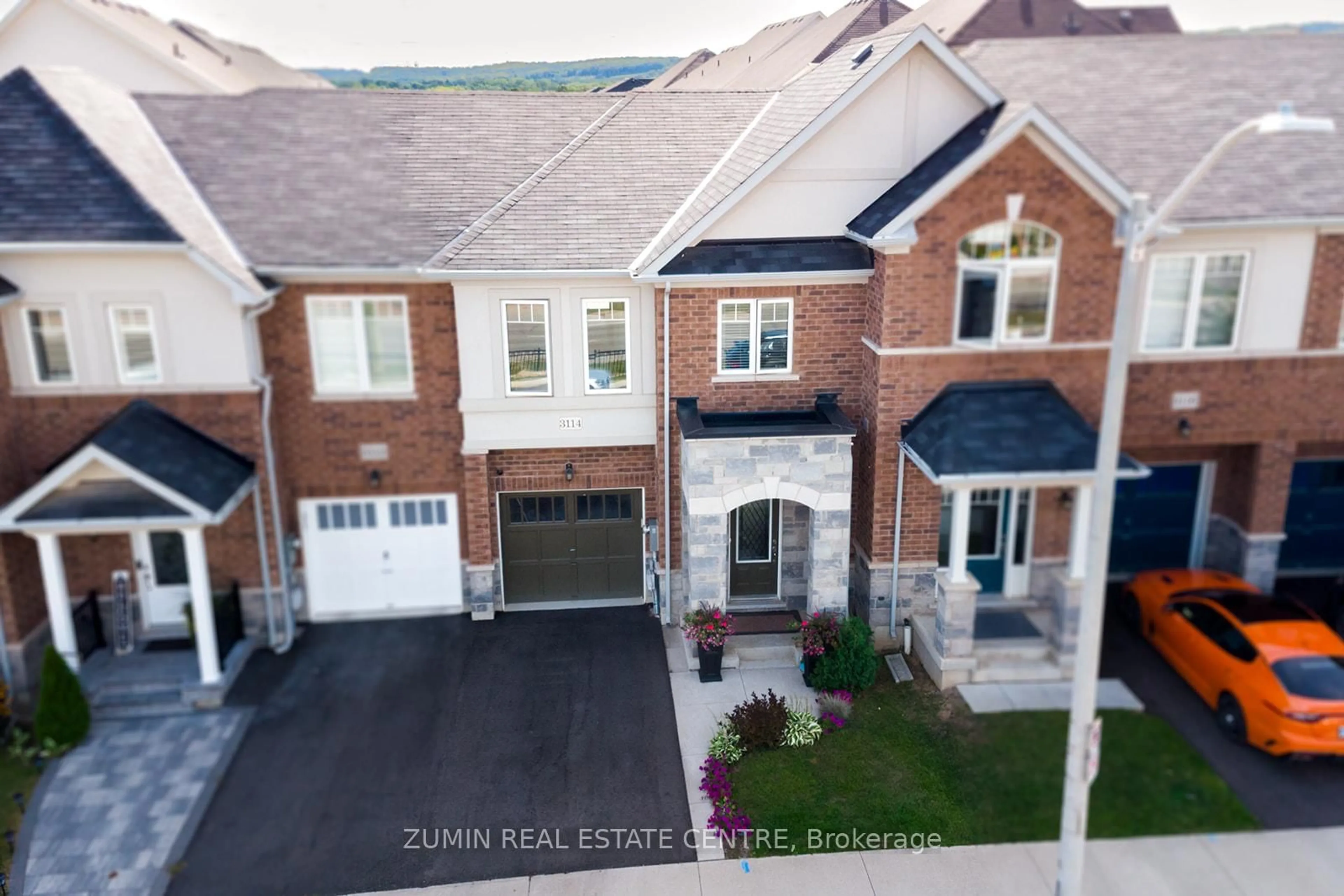 A pic from outside/outdoor area/front of a property/back of a property/a pic from drone, street for 3114 Michelangelo Rd, Burlington Ontario L7M 0Z7