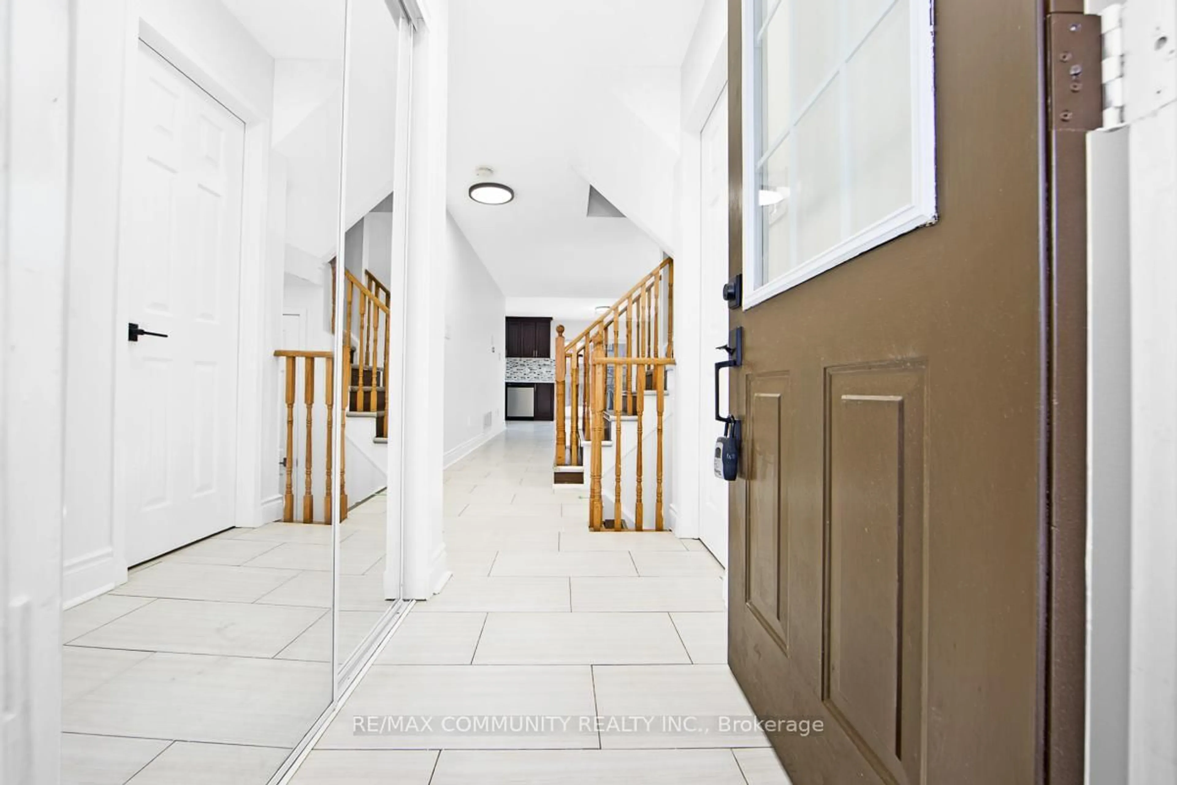 Indoor foyer for 1049 Kennedy Circ, Milton Ontario L9T 5S5